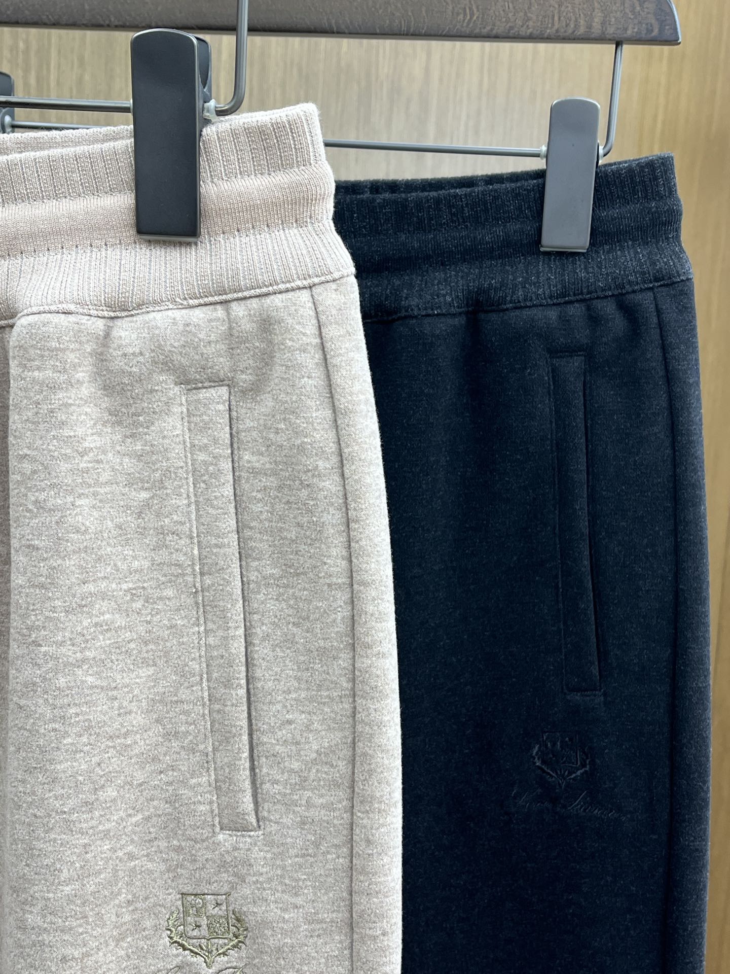 秋冬 L秋冬时尚老钱风羊毛裤松弛感拉满高奢定织绵羊毛+桑蚕丝+中空聚酯+腈纶+氨纶五合一质地，丝滑垂感弹