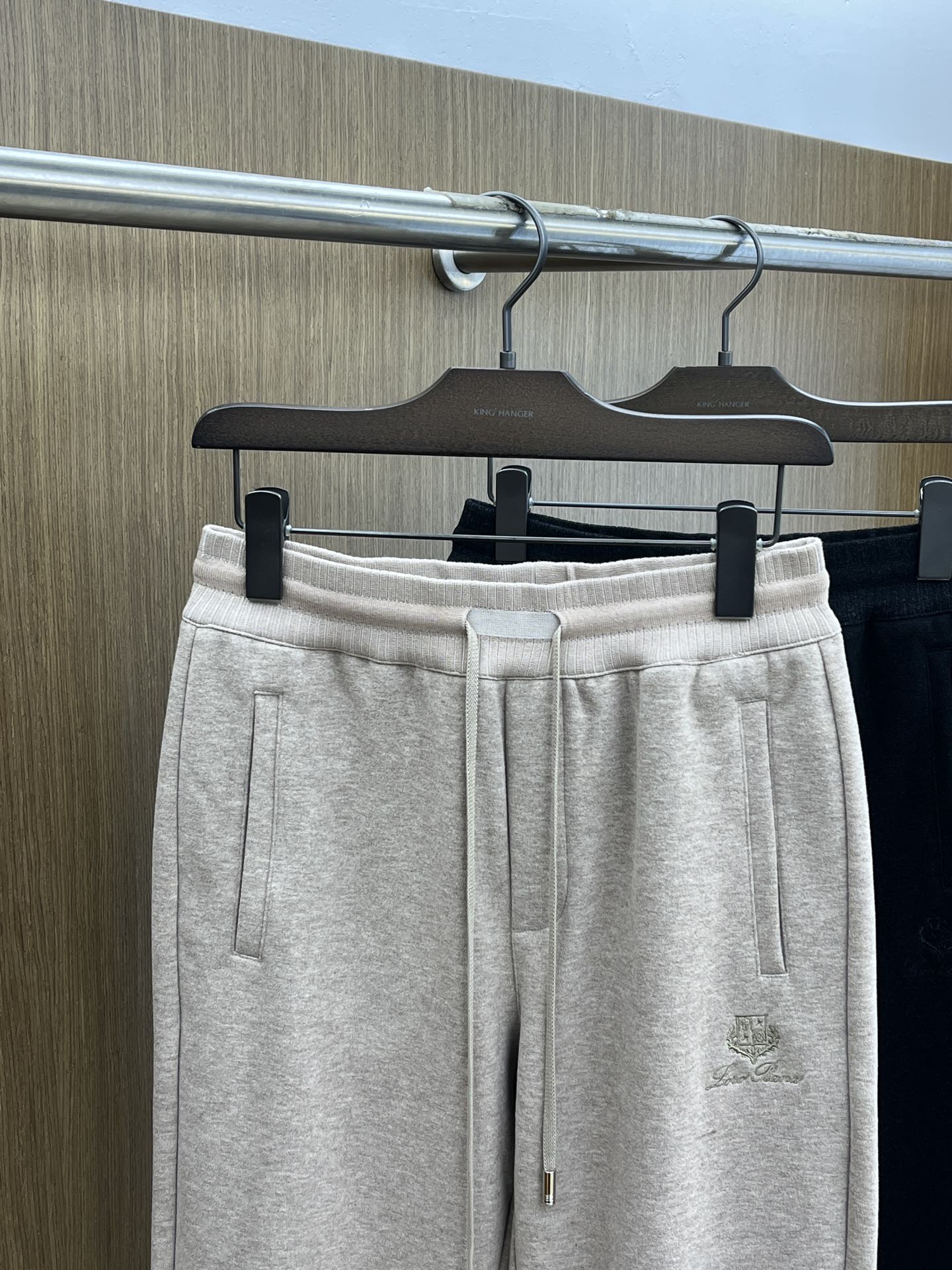 秋冬 L秋冬时尚老钱风羊毛裤松弛感拉满高奢定织绵羊毛+桑蚕丝+中空聚酯+腈纶+氨纶五合一质地，丝滑垂感弹