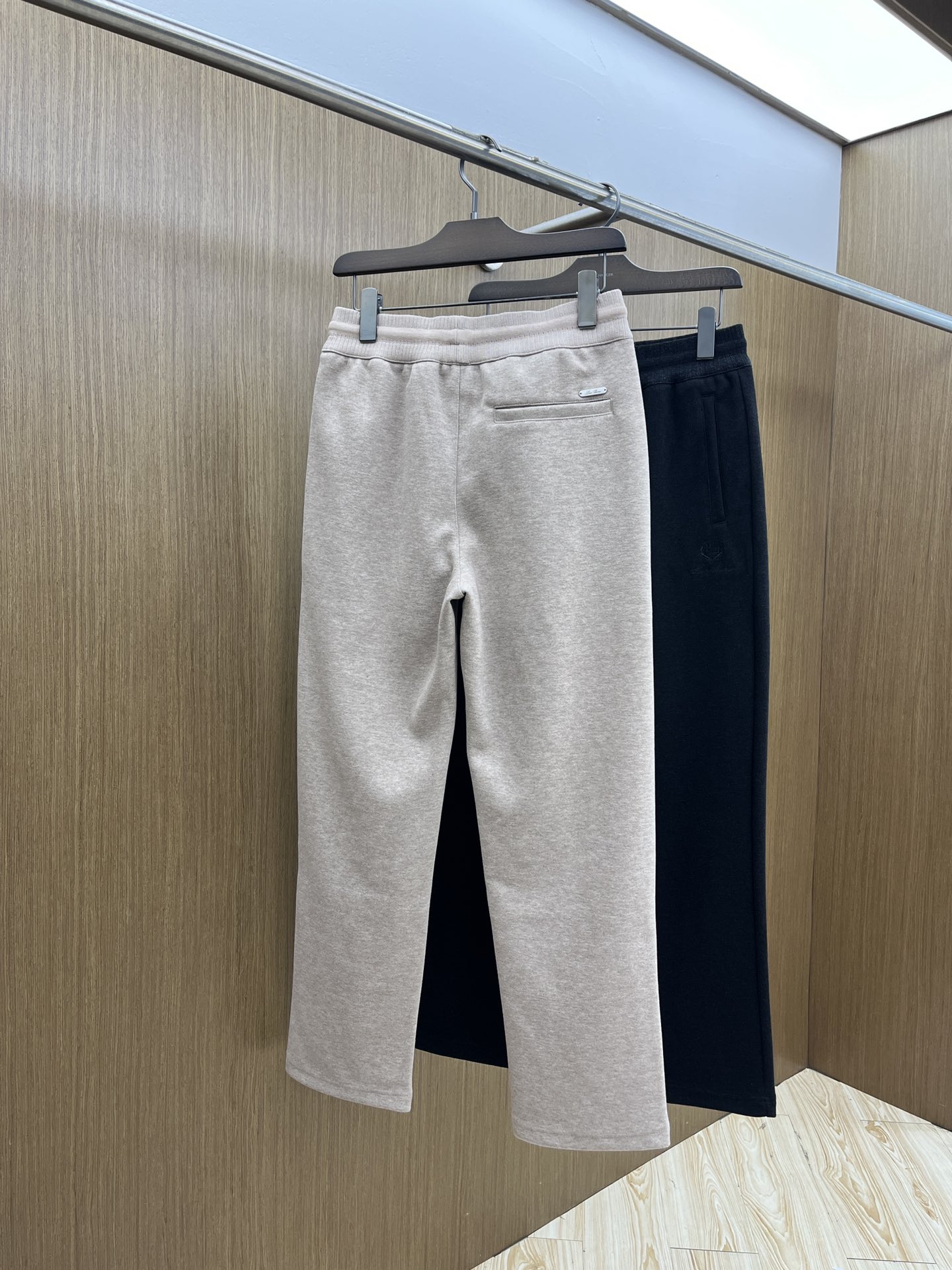 秋冬 L秋冬时尚老钱风羊毛裤松弛感拉满高奢定织绵羊毛+桑蚕丝+中空聚酯+腈纶+氨纶五合一质地，丝滑垂感弹