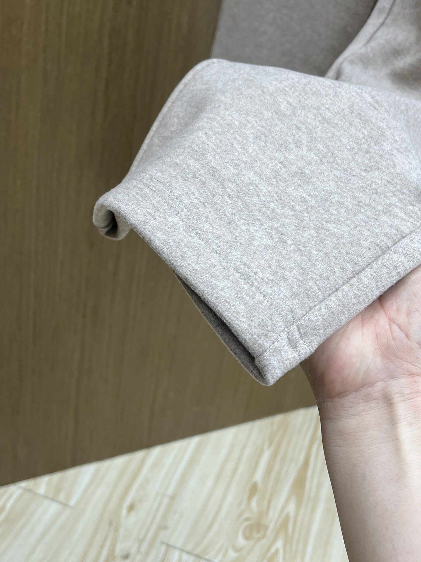 秋冬 L秋冬时尚老钱风羊毛裤松弛感拉满高奢定织绵羊毛+桑蚕丝+中空聚酯+腈纶+氨纶五合一质地，丝滑垂感弹