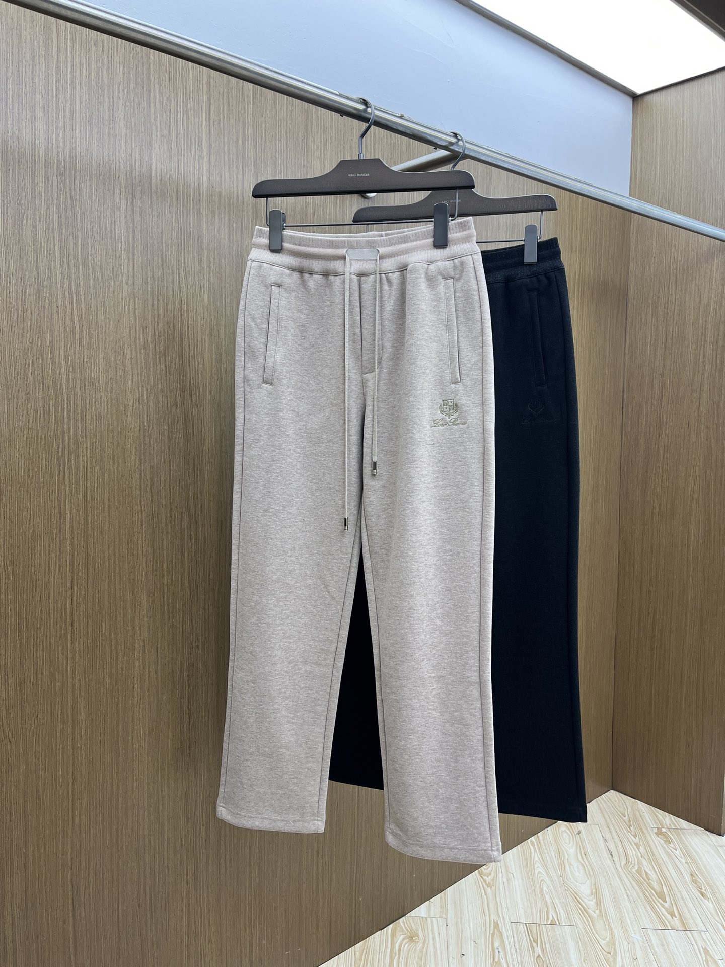 NO:573121,Autumn and Winter L Autumn and Winter fashionable old-money style wool trousers. Relaxed and luxurious custom-woven wool + mulberry silk + hollow polyester + acrylic + spandex five-in-one texture, silky and drapey elastic waist, paired with crisp and loose three-dimensional cut-out men's knitted trousers. In men's fashion landscape, a pair of trousers that combine comfort and texture and can perfectly adapt to various scenes is indispensable!  Made of high-end ingredients and textured fabrics, these knitted trousers redefine the fashion and comfort of men's trousers with their unique materials and ingenious design!  !  Easy company channels are rare, and they are released simultaneously. It is really an indispensable product!  !  Customized by customer 56.2 polyester 25.7 acrylic 13.8 nylon 2.2 sheep wool 2.1  Made of mulberry silk, an ultra-comfortable high-tech textured fabric is produced. After special processing, the comfort and softness are maximized. The excellent stiffness and wear resistance allow the trousers to maintain a neat fit for a long time without fear of daily wear and wrinkles. The soft and warm touch and excellent warmth retention provide warm care for the legs.  The high color fastness also makes the colors of the trousers last longer and brighter. The strength and toughness of the fabric are also very good. With good moisture absorption and perspiration performance, the trousers are kept dry and comfortable. The delicate fibers of sheep wool add luxurious texture and warmth, while mulberry silk gives the trousers a silky smooth touch and low-key luster. fdh overall creates a high-end wearing experience!  Size M L XL 2XL 3XL,,alexander wang19860909秋冬 L秋冬时尚老钱风羊毛裤 松弛感拉满高奢定织绵羊毛+桑蚕丝+中空聚酯+腈纶+氨纶五合一质地,丝滑垂感弹力松紧腰,搭配挺括宽松立体裁剪版型男士针织长裤 在男士的时尚版图里,一条兼具舒适与质感,能完美适配多元场景的长裤是不可或缺的！这款采用高端成分打造,肌理感面料的针织长裤,以其独特的材质与匠心设计,重新定义了男士长裤的时尚与舒适！！易公司渠道稀出,同步发售,真的是不可或缺的好品！！ 由客供定制56.2 聚酯纤维25.7 腈纶13.8 锦纶2.2 绵羊毛2.1 桑蚕丝打造,制作出超舒适的高科技肌理感面料,经特殊工艺处理,将舒适度与柔软度发挥到最大用处,卓越的挺括性与耐磨性,使得长裤能长久保持利落版型,无惧日常的磨损与褶皱,柔软温暖的触感和出色的保暖性,给予腿部温暖呵护,其高色牢度还让长裤色彩持久鲜艳.面料的强度与韧性也是非常好的,凭借良好的吸湿排汗性能,保持长裤干爽舒适.绵羊毛的细腻纤维增添奢华质感与温暖,桑蚕丝则赋予长裤如丝般顺滑的触感和低调的光泽,fdh整体塑造出高端的穿着体验！ 尺码M L XL 2XL 3XL,,alexander wang,Men's clothing