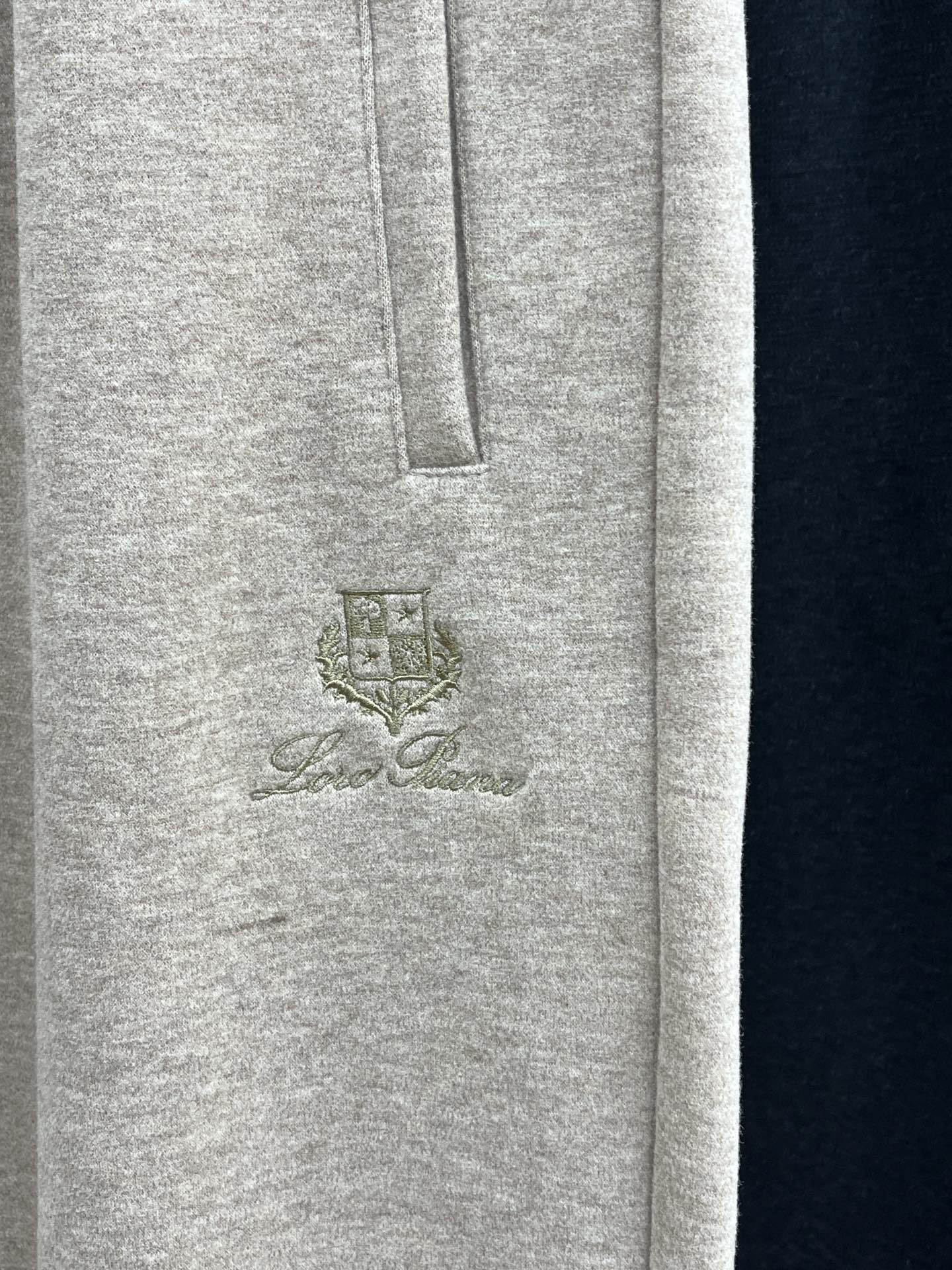 秋冬 L秋冬时尚老钱风羊毛裤松弛感拉满高奢定织绵羊毛+桑蚕丝+中空聚酯+腈纶+氨纶五合一质地，丝滑垂感弹