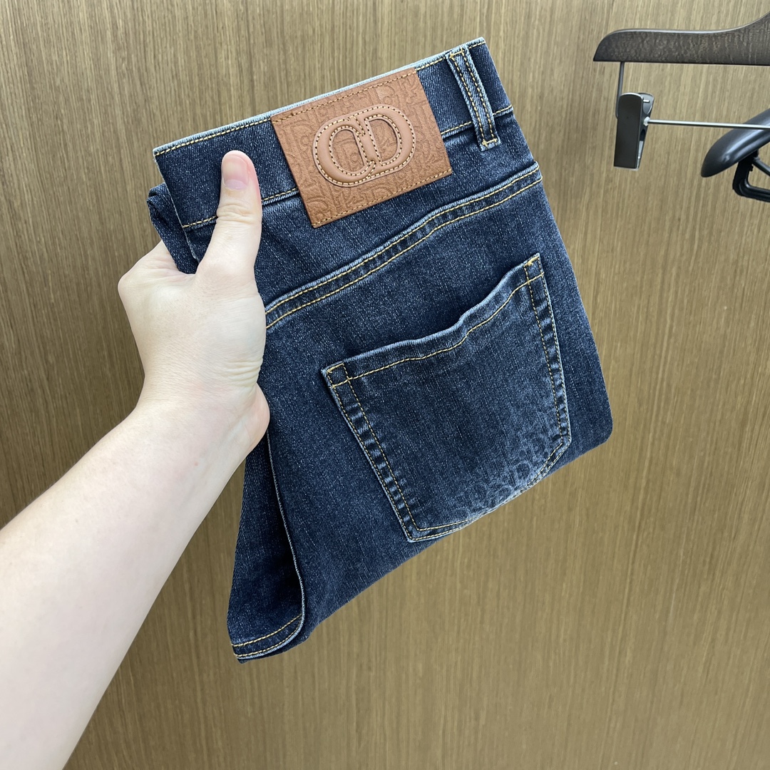 NO:646552,Autumn and winter CD new autumn and winter casual jeans are on sale simultaneously on the official website, with trousers body craftsmanship design, imported customer-supplied accessories and fabric customization, and factory-produced products are free of inspection!  Every detail is done to the extreme, original hardware accessories, full of fashion, stylish and handsome upper body, a must-have item for fashionistas!  Original fh12 product!  Code number 29-38 no 35.37,,jeans,alexander wang19860909秋冬 CD 秋冬新品休闲牛仔裤 官网同步发售,裤身工艺设计,进口客供辅料、面料定制,代工厂出品免检！每个细节做到极致,原版五金配件,潮范十足、上身有型帅气,潮人必备单品！ fh12原单出品！ 码数29-38无35.37,,jeans,alexander wang,Men's clothing