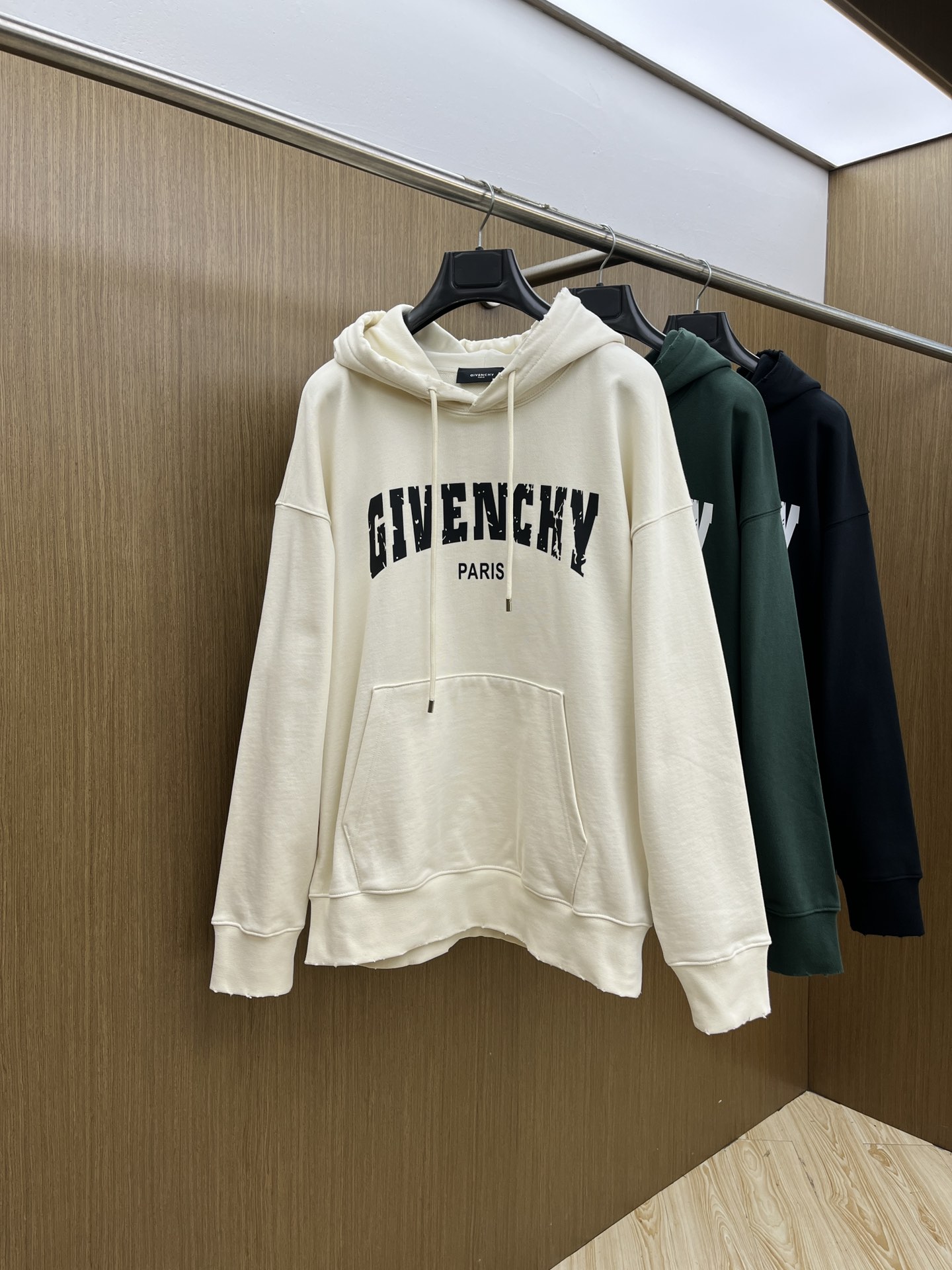 NO:573129,Autumn and winter GVC FW early autumn new wide version hooded sweatshirt, same style for men and women!  Unique and eye-catching, this hooded sweatshirt is top-notch in terms of appearance, comfort, consistent style, and fashionability, including the fabric and cutting process, all of which are made with great effort!  Three-dimensional printing technology, pure cotton is breathable, comfortable for daily wear, the rib knitting on the neckline is smooth and tight, and the neckline will not be skewed if you toss it at will. The loose version, you will find that it really looks good on the upper body, the overall is minimalist and neat, super versatile for daily wear!  Pair a33 casually with a pair of pants to look youthful, a fashionable item that can never go wrong!  Size M-2XL,,hoodie,sweatshirts,hats,alexander wang19860909秋冬 GVC FW早秋新款宽版连帽卫衣,男女同款！独特吸引人的眼球,这一款连帽卫衣品相品质都在线,舒适度,一如既往的版型,时髦度,包括面料、裁剪工艺上,都是下足了功夫！立体印花工艺,纯棉透气,日常穿着穿感舒适,领口的罗纹针织平整紧密,随意折腾都不会领口歪斜,宽松版型,上身你就会发现真的好好看,整体极简利落,超级日常百搭！a33随随便便搭配一条裤子就是青春的样子,绝不会出错的时髦单品！ 码数M-2XL,,hoodie,sweatshirts,hats,alexander wang,Men's clothing