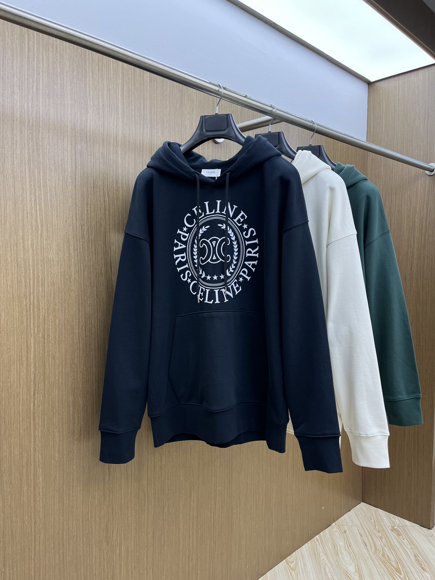 NO:573130,Autumn and winter CELINE FW early autumn new wide version hooded sweatshirt, same style for men and women!  Unique and eye-catching, this hooded sweatshirt is top-notch in terms of appearance, comfort, consistent style, and fashionability, including the fabric and cutting process, all of which are made with great effort!  Three-dimensional printing technology, pure cotton is breathable, comfortable for daily wear, the rib knitting on the neckline is smooth and tight, and the neckline will not be skewed if you toss it at will. The loose version, you will find that it really looks good on the upper body, the overall is minimalist and neat, super versatile for daily wear!  Pair a33 casually with a pair of pants to look youthful, a fashionable item that can never go wrong!  Size M-2XL,,celine,hoodie,sweatshirts,hats,alexander wang19860909秋冬 CELINE FW早秋新款宽版连帽卫衣,男女同款！独特吸引人的眼球,这一款连帽卫衣品相品质都在线,舒适度,一如既往的版型,时髦度,包括面料、裁剪工艺上,都是下足了功夫！立体印花工艺,纯棉透气,日常穿着穿感舒适,领口的罗纹针织平整紧密,随意折腾都不会领口歪斜,宽松版型,上身你就会发现真的好好看,整体极简利落,超级日常百搭！a33随随便便搭配一条裤子就是青春的样子,绝不会出错的时髦单品！ 码数M-2XL,,celine,hoodie,sweatshirts,hats,alexander wang,Men's clothing