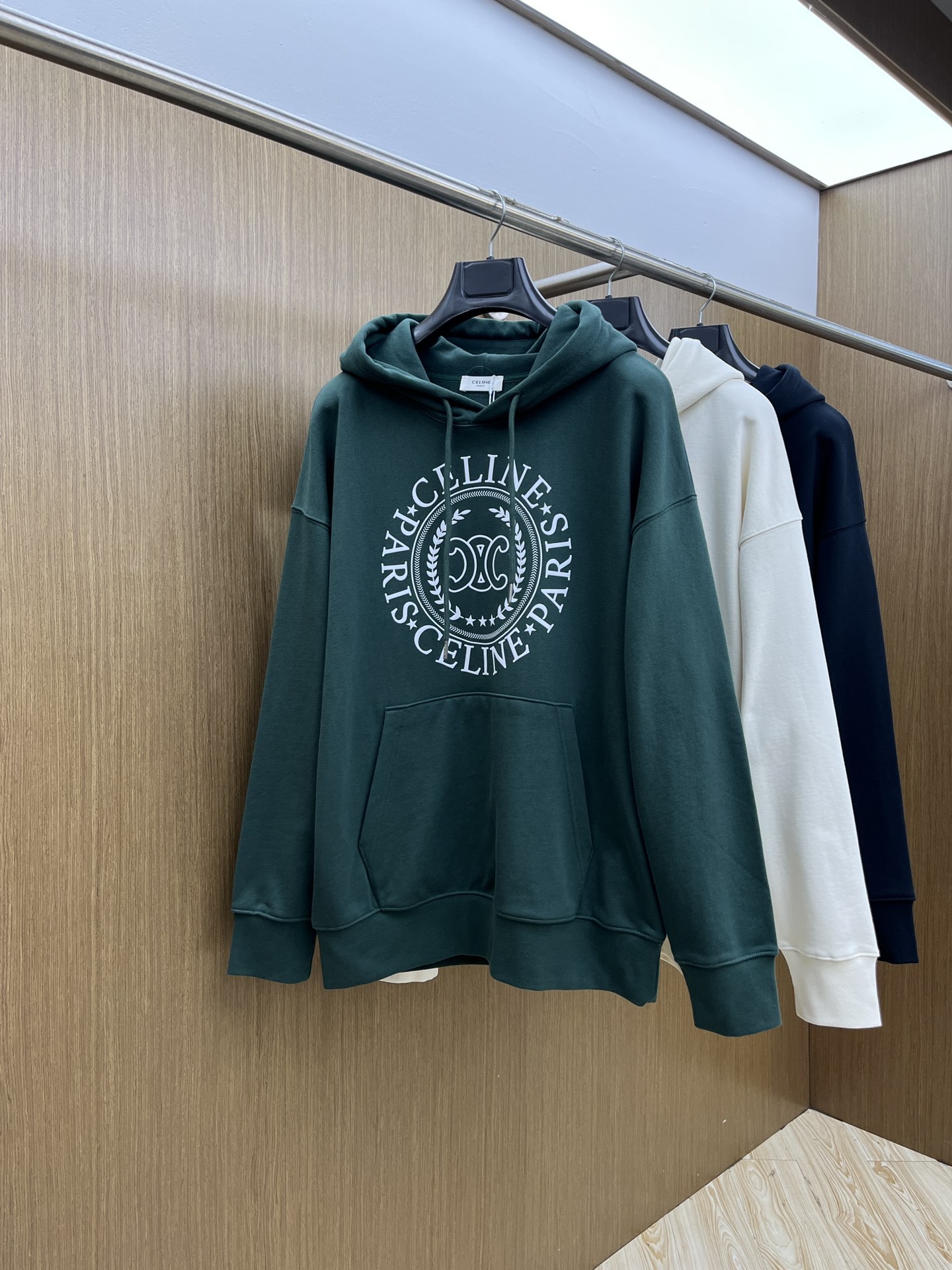 NO:573132,Autumn and winter Celine FW early autumn new wide version hooded sweatshirt, same style for men and women!  Unique and eye-catching, this hooded sweatshirt is top-notch in terms of appearance, comfort, consistent style, and fashionability, including the fabric and cutting process, all of which are made with great effort!  Three-dimensional printing technology, pure cotton is breathable, comfortable for daily wear, the rib knitting on the neckline is smooth and tight, and the neckline will not be skewed if you toss it at will. The loose version, you will find that it really looks good on the upper body, the overall is minimalist and neat, super versatile for daily wear!  Pair a33 casually with a pair of pants to look youthful, a fashionable item that can never go wrong!  Size M-2XL,,celine,hoodie,sweatshirts,hats,alexander wang19860909秋冬 Celine FW早秋新款宽版连帽卫衣,男女同款！独特吸引人的眼球,这一款连帽卫衣品相品质都在线,舒适度,一如既往的版型,时髦度,包括面料、裁剪工艺上,都是下足了功夫！立体印花工艺,纯棉透气,日常穿着穿感舒适,领口的罗纹针织平整紧密,随意折腾都不会领口歪斜,宽松版型,上身你就会发现真的好好看,整体极简利落,超级日常百搭！a33随随便便搭配一条裤子就是青春的样子,绝不会出错的时髦单品！ 码数M-2XL,,celine,hoodie,sweatshirts,hats,alexander wang,Men's clothing