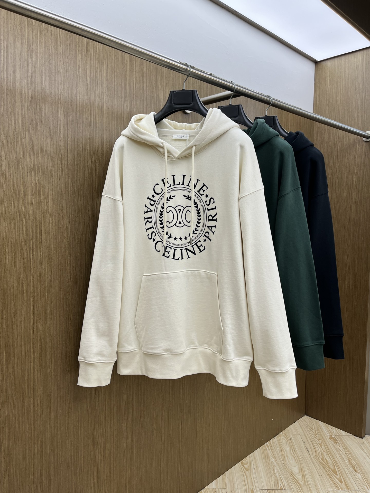 NO:573134,Autumn and winter CELINE FW early autumn new wide version hooded sweatshirt, same style for men and women!  Unique and eye-catching, this hooded sweatshirt is top-notch in terms of appearance, comfort, consistent style, and fashionability, including the fabric and cutting process, all of which are made with great effort!  Three-dimensional printing technology, pure cotton is breathable, comfortable for daily wear, the rib knitting on the neckline is smooth and tight, and the neckline will not be skewed if you toss it at will. The loose version, you will find that it really looks good on the upper body, the overall is minimalist and neat, super versatile for daily wear!  Pair a33 casually with a pair of pants to look youthful, a fashionable item that can never go wrong!  Size M-2XL,,celine,hoodie,sweatshirts,hats,alexander wang19860909秋冬 CELINE FW早秋新款宽版连帽卫衣,男女同款！独特吸引人的眼球,这一款连帽卫衣品相品质都在线,舒适度,一如既往的版型,时髦度,包括面料、裁剪工艺上,都是下足了功夫！立体印花工艺,纯棉透气,日常穿着穿感舒适,领口的罗纹针织平整紧密,随意折腾都不会领口歪斜,宽松版型,上身你就会发现真的好好看,整体极简利落,超级日常百搭！a33随随便便搭配一条裤子就是青春的样子,绝不会出错的时髦单品！ 码数M-2XL,,celine,hoodie,sweatshirts,hats,alexander wang,Men's clothing