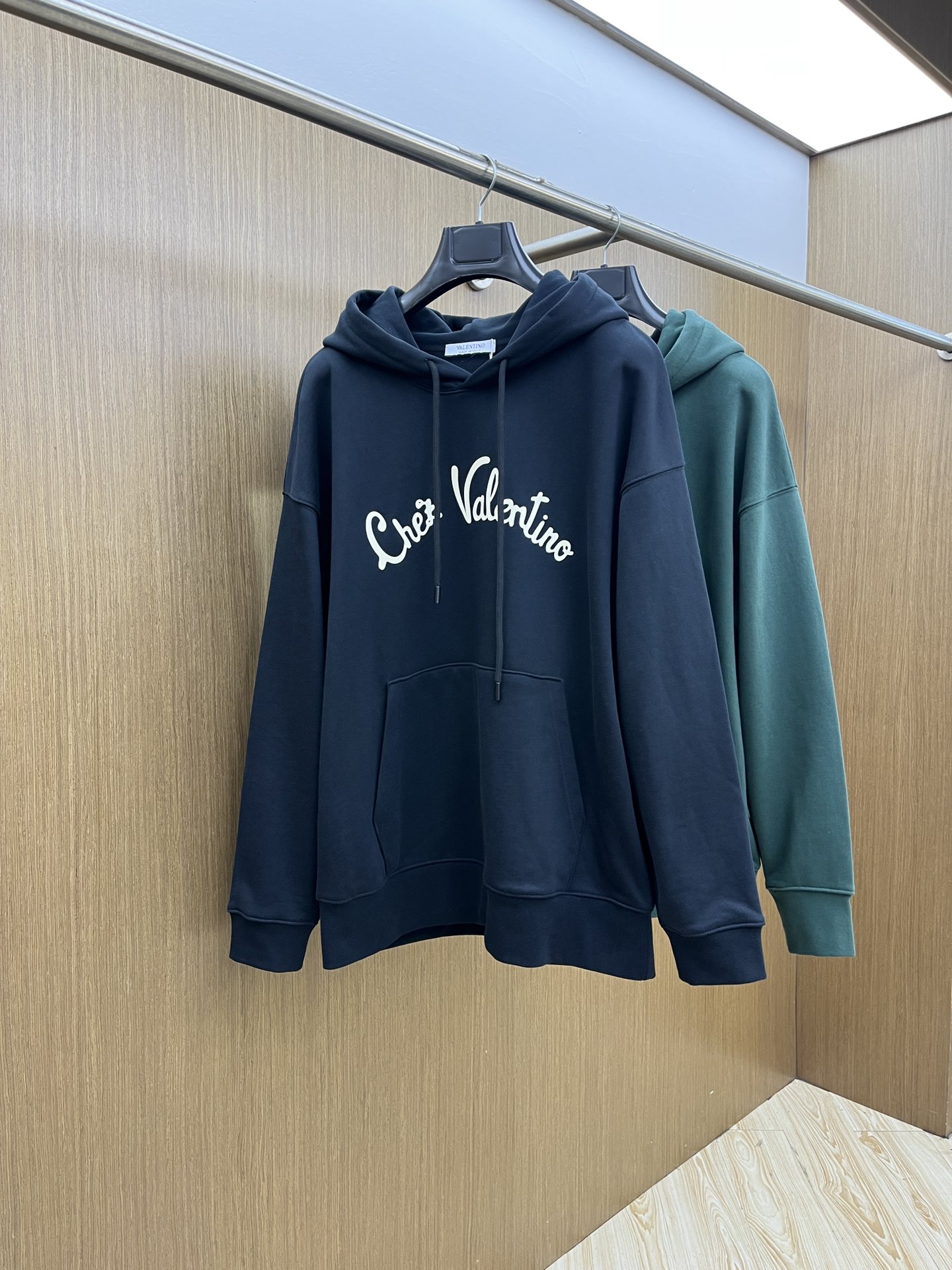 NO:573136,Autumn and winter VLTN FW early autumn new wide version hooded sweatshirt, same style for men and women!  Unique and eye-catching, this hooded sweatshirt is top-notch in terms of appearance, comfort, consistent style, and fashionability, including the fabric and cutting process, all of which are made with great effort!  Three-dimensional printing technology, pure cotton is breathable, comfortable for daily wear, the rib knitting on the neckline is smooth and tight, and the neckline will not be skewed if you toss it at will. The loose version, you will find that it really looks good on the upper body, the overall is minimalist and neat, super versatile for daily wear!  Pair a33 casually with a pair of pants to look youthful, a fashionable item that can never go wrong!  Size M-2XL,,hoodie,sweatshirts,hats,alexander wang19860909秋冬 VLTN FW早秋新款宽版连帽卫衣,男女同款！独特吸引人的眼球,这一款连帽卫衣品相品质都在线,舒适度,一如既往的版型,时髦度,包括面料、裁剪工艺上,都是下足了功夫！立体印花工艺,纯棉透气,日常穿着穿感舒适,领口的罗纹针织平整紧密,随意折腾都不会领口歪斜,宽松版型,上身你就会发现真的好好看,整体极简利落,超级日常百搭！a33随随便便搭配一条裤子就是青春的样子,绝不会出错的时髦单品！ 码数M-2XL,,hoodie,sweatshirts,hats,alexander wang,Men's clothing