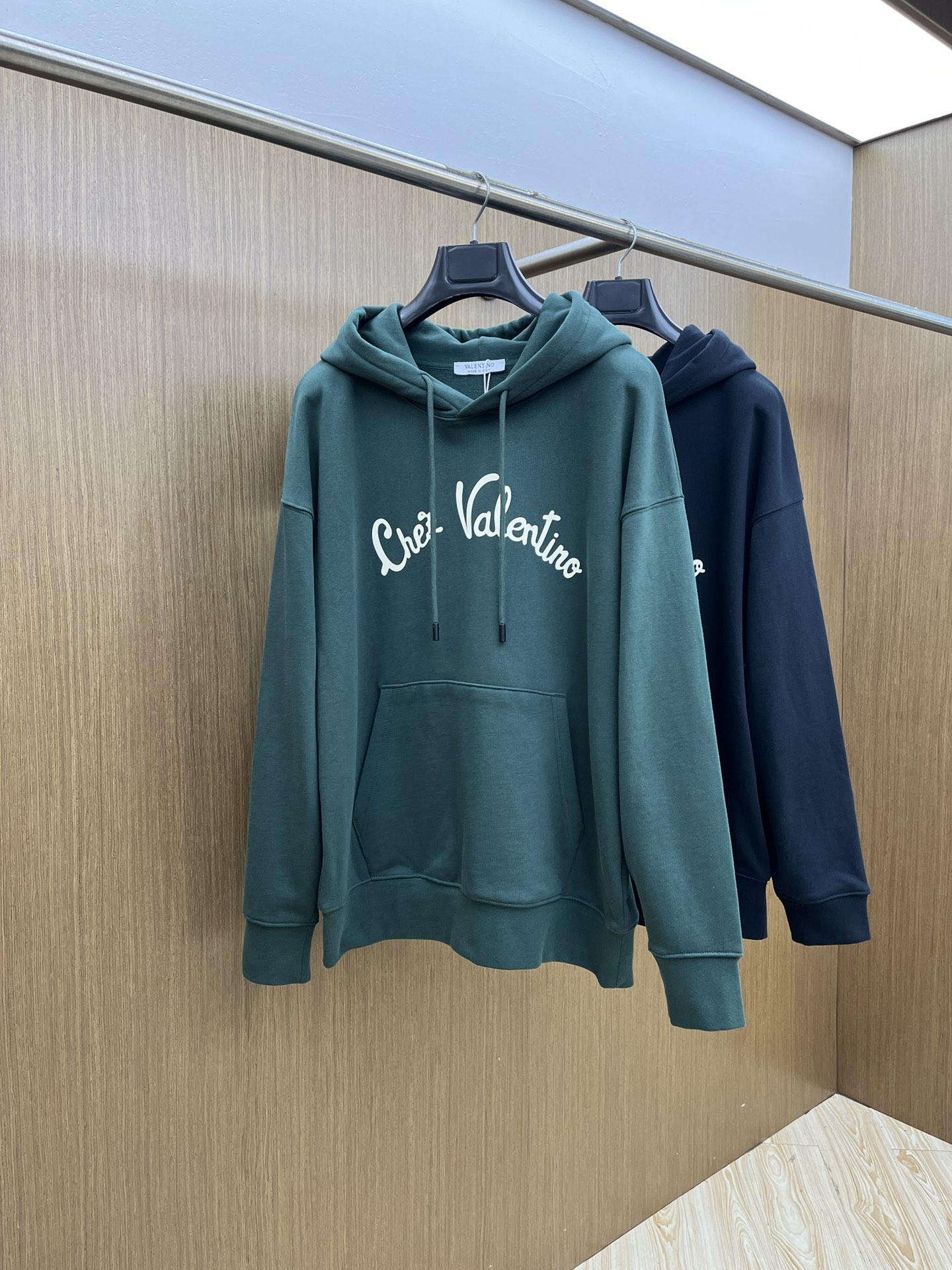 NO:573138,Autumn and winter Vltn FW early autumn new wide version hooded sweatshirt, same style for men and women!  Unique and eye-catching, this hooded sweatshirt is top-notch in terms of appearance, comfort, consistent style, and fashionability, including the fabric and cutting process, all of which are made with great effort!  Three-dimensional printing technology, pure cotton is breathable, comfortable for daily wear, the rib knitting on the neckline is smooth and tight, and the neckline will not be skewed if you toss it at will. The loose version, you will find that it really looks good on the upper body, the overall is minimalist and neat, super versatile for daily wear!  Pair a33 casually with a pair of pants to look youthful, a fashionable item that can never go wrong!  Size M-2XL,,hoodie,sweatshirts,hats,alexander wang19860909秋冬 Vltn FW早秋新款宽版连帽卫衣,男女同款！独特吸引人的眼球,这一款连帽卫衣品相品质都在线,舒适度,一如既往的版型,时髦度,包括面料、裁剪工艺上,都是下足了功夫！立体印花工艺,纯棉透气,日常穿着穿感舒适,领口的罗纹针织平整紧密,随意折腾都不会领口歪斜,宽松版型,上身你就会发现真的好好看,整体极简利落,超级日常百搭！a33随随便便搭配一条裤子就是青春的样子,绝不会出错的时髦单品！ 码数M-2XL,,hoodie,sweatshirts,hats,alexander wang,Men's clothing