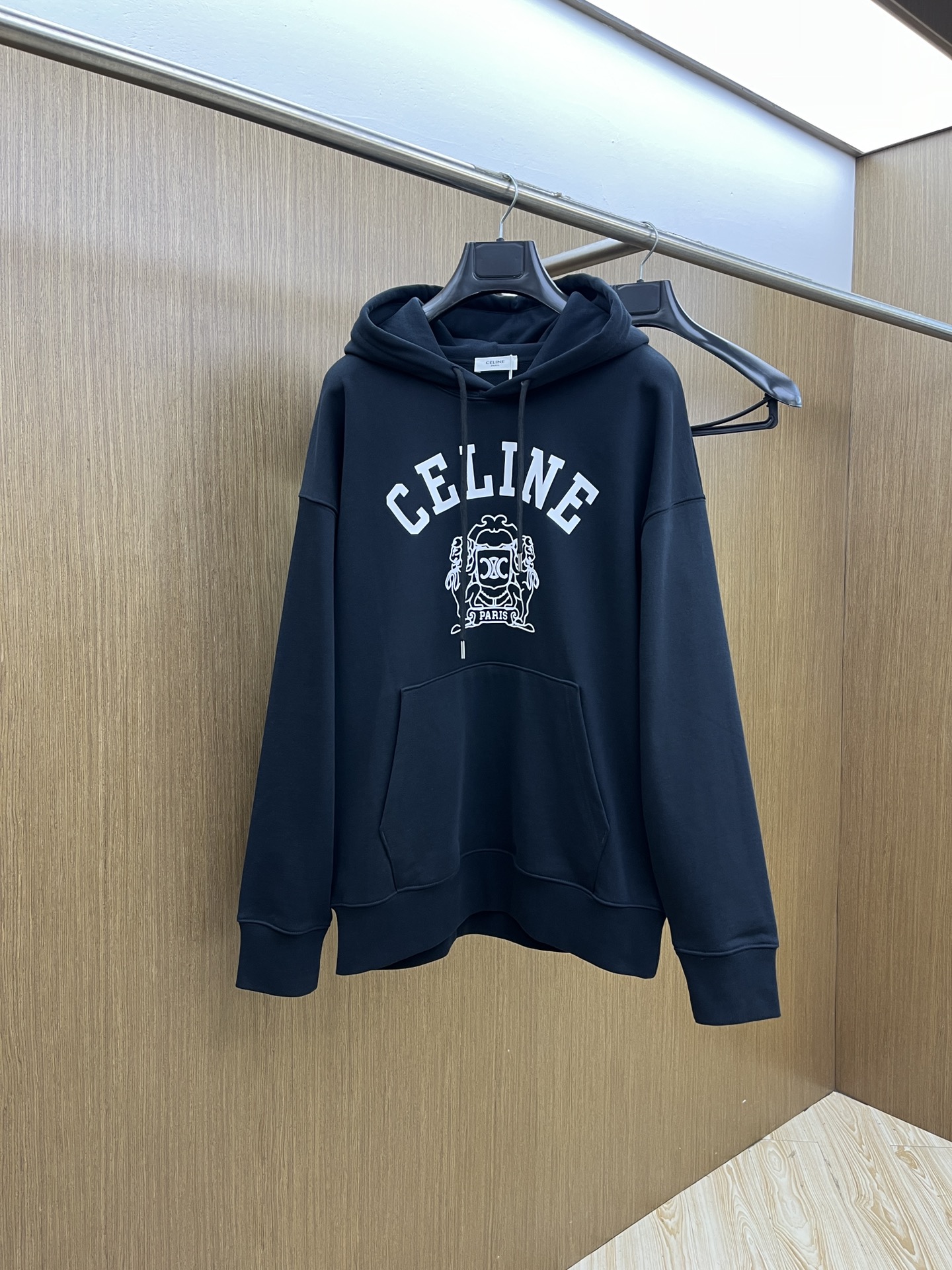 NO:573140,Autumn and winter Celine FW early autumn new wide version hooded sweatshirt, same style for men and women!  Unique and eye-catching, this hooded sweatshirt is top-notch in terms of appearance, comfort, consistent style, and fashionability, including the fabric and cutting process, all of which are made with great effort!  Three-dimensional printing technology, pure cotton is breathable, comfortable for daily wear, the rib knitting on the neckline is smooth and tight, and the neckline will not be skewed if you toss it at will. The loose version, you will find that it really looks good on the upper body, the overall is minimalist and neat, super versatile for daily wear!  Pair a33 casually with a pair of pants to look youthful, a fashionable item that can never go wrong!  Size M-2XL,,celine,hoodie,sweatshirts,hats,alexander wang19860909秋冬 Celine FW早秋新款宽版连帽卫衣,男女同款！独特吸引人的眼球,这一款连帽卫衣品相品质都在线,舒适度,一如既往的版型,时髦度,包括面料、裁剪工艺上,都是下足了功夫！立体印花工艺,纯棉透气,日常穿着穿感舒适,领口的罗纹针织平整紧密,随意折腾都不会领口歪斜,宽松版型,上身你就会发现真的好好看,整体极简利落,超级日常百搭！a33随随便便搭配一条裤子就是青春的样子,绝不会出错的时髦单品！ 码数M-2XL,,celine,hoodie,sweatshirts,hats,alexander wang,Men's clothing