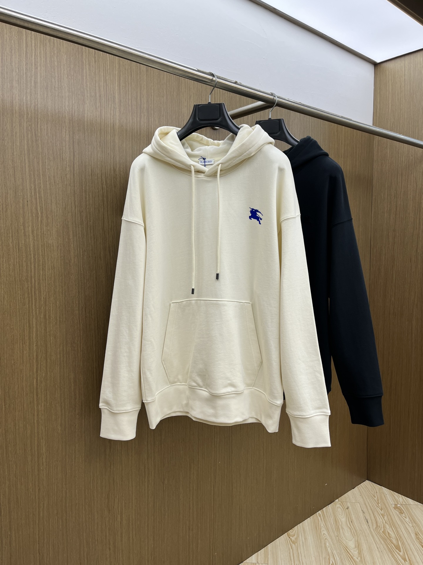 NO:573142,Autumn and winter BBR FW early autumn new wide version hooded sweatshirt, same style for men and women!  Unique and eye-catching, this hooded sweatshirt is top-notch in terms of appearance, comfort, consistent style, and fashionability, including the fabric and cutting process, all of which are made with great effort!  Three-dimensional printing technology, pure cotton is breathable, comfortable for daily wear, the rib knitting on the neckline is smooth and tight, and the neckline will not be skewed if you toss it at will. The loose version, you will find that it really looks good on the upper body, the overall is minimalist and neat, super versatile for daily wear!  Pair a33 casually with a pair of pants to look youthful, a fashionable item that can never go wrong!  Size M-2XL,,hoodie,sweatshirts,hats,alexander wang19860909秋冬 BBR FW早秋新款宽版连帽卫衣,男女同款！独特吸引人的眼球,这一款连帽卫衣品相品质都在线,舒适度,一如既往的版型,时髦度,包括面料、裁剪工艺上,都是下足了功夫！立体印花工艺,纯棉透气,日常穿着穿感舒适,领口的罗纹针织平整紧密,随意折腾都不会领口歪斜,宽松版型,上身你就会发现真的好好看,整体极简利落,超级日常百搭！a33随随便便搭配一条裤子就是青春的样子,绝不会出错的时髦单品！ 码数M-2XL,,hoodie,sweatshirts,hats,alexander wang,Men's clothing