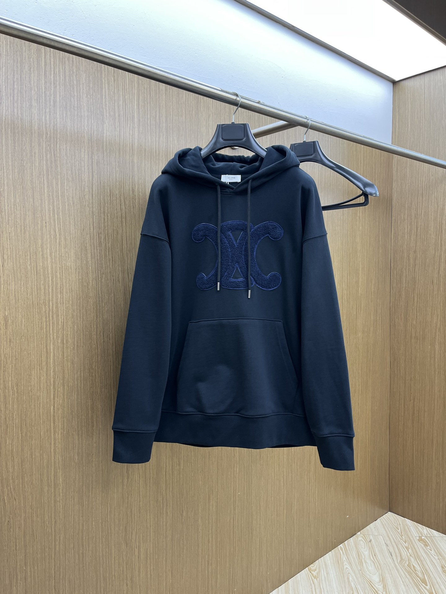 NO:573144,Autumn and winter Celine FW early autumn new wide version hooded sweatshirt, same style for men and women!  Unique and eye-catching, this hooded sweatshirt is top-notch in terms of appearance, comfort, consistent style, and fashionability, including the fabric and cutting process, all of which are made with great effort!  Three-dimensional printing technology, pure cotton is breathable, comfortable for daily wear, the rib knitting on the neckline is smooth and tight, and the neckline will not be skewed if you toss it at will. The loose version, you will find that it really looks good on the upper body, the overall is minimalist and neat, super versatile for daily wear!  Pair a33 casually with a pair of pants to look youthful, a fashionable item that can never go wrong!  Size M-2XL,,celine,hoodie,sweatshirts,hats,alexander wang19860909秋冬 Celine FW早秋新款宽版连帽卫衣,男女同款！独特吸引人的眼球,这一款连帽卫衣品相品质都在线,舒适度,一如既往的版型,时髦度,包括面料、裁剪工艺上,都是下足了功夫！立体印花工艺,纯棉透气,日常穿着穿感舒适,领口的罗纹针织平整紧密,随意折腾都不会领口歪斜,宽松版型,上身你就会发现真的好好看,整体极简利落,超级日常百搭！a33随随便便搭配一条裤子就是青春的样子,绝不会出错的时髦单品！ 码数M-2XL,,celine,hoodie,sweatshirts,hats,alexander wang,Men's clothing