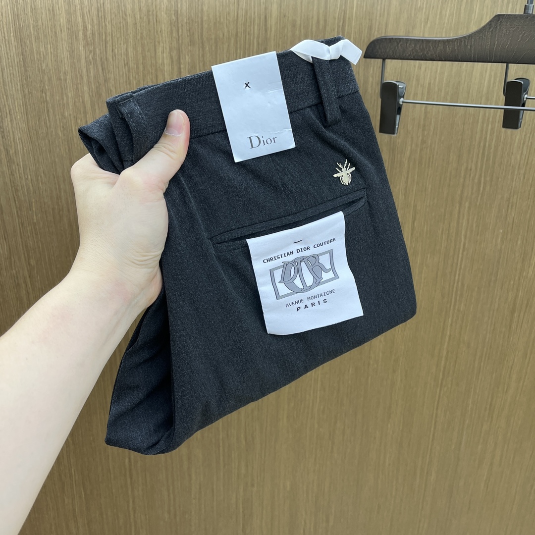 NO:573148,Autumn and winter CD 1955ss new autumn and winter products, available on the official website at the same time, men's high-end business casual trousers, high-end imported fabrics, with elasticity, silicone letter gluing on the back, five collocations, both classic and fashionable, tailor-made, the upper body effect is unrestricted, comfortable and breathable, fax code number 30-3837,, alexander wang19860909秋冬 CD 1955ss秋冬新品,官网同步有售,男士高端商务休闲西裤,高端进口面料,带弹力,后面采用硅胶字母压胶,五搭配,即经典又时尚,合体裁缝,上身效果无约束感 ,舒适透气fax 码数30-3837,,alexander wang,Men's clothing