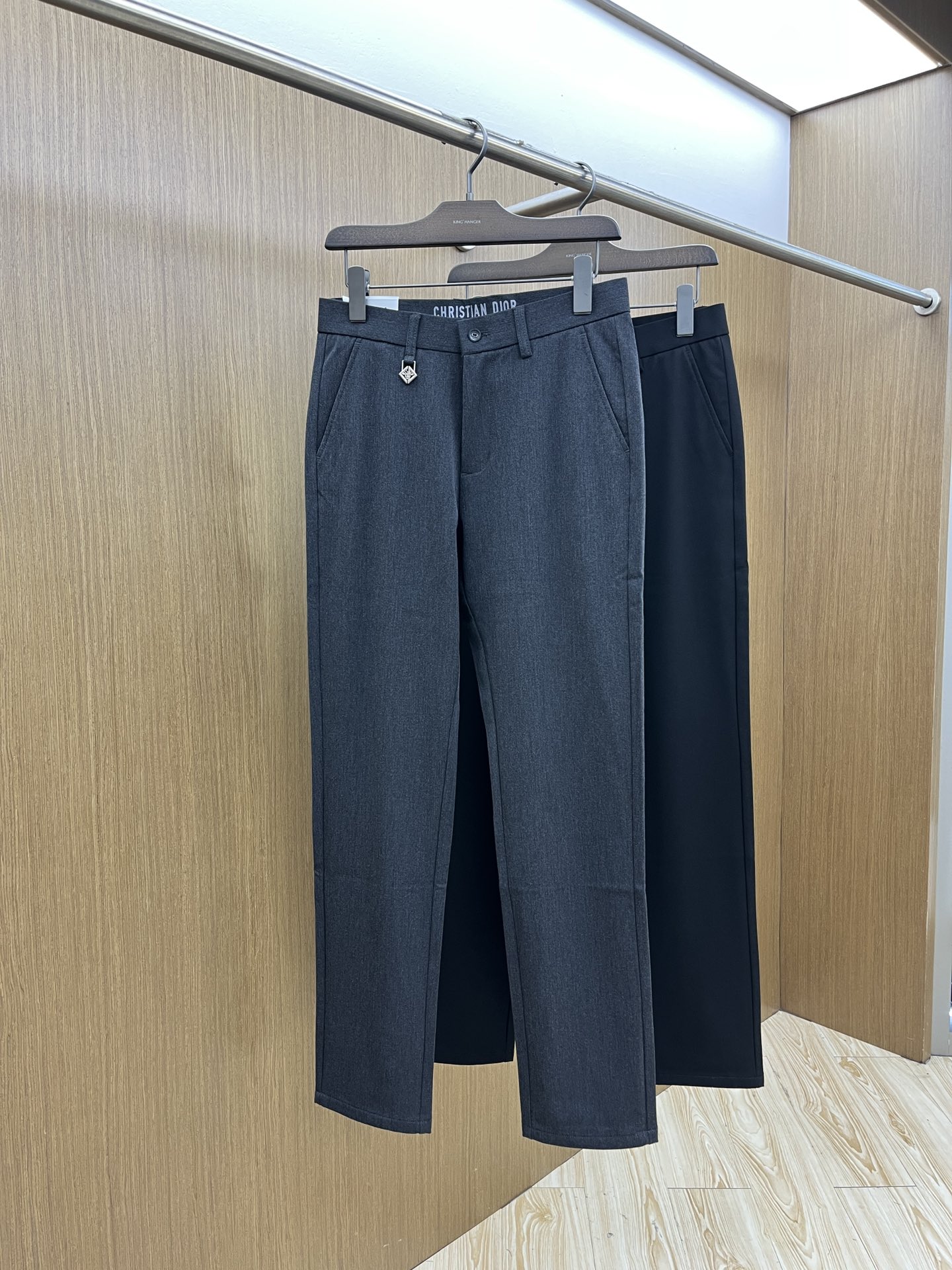 秋冬 CD 🔥🔥ss秋冬新品，官网同步有售，男士高端商务休闲西裤，高端进口面料，带弹力，后面采用硅胶字母
