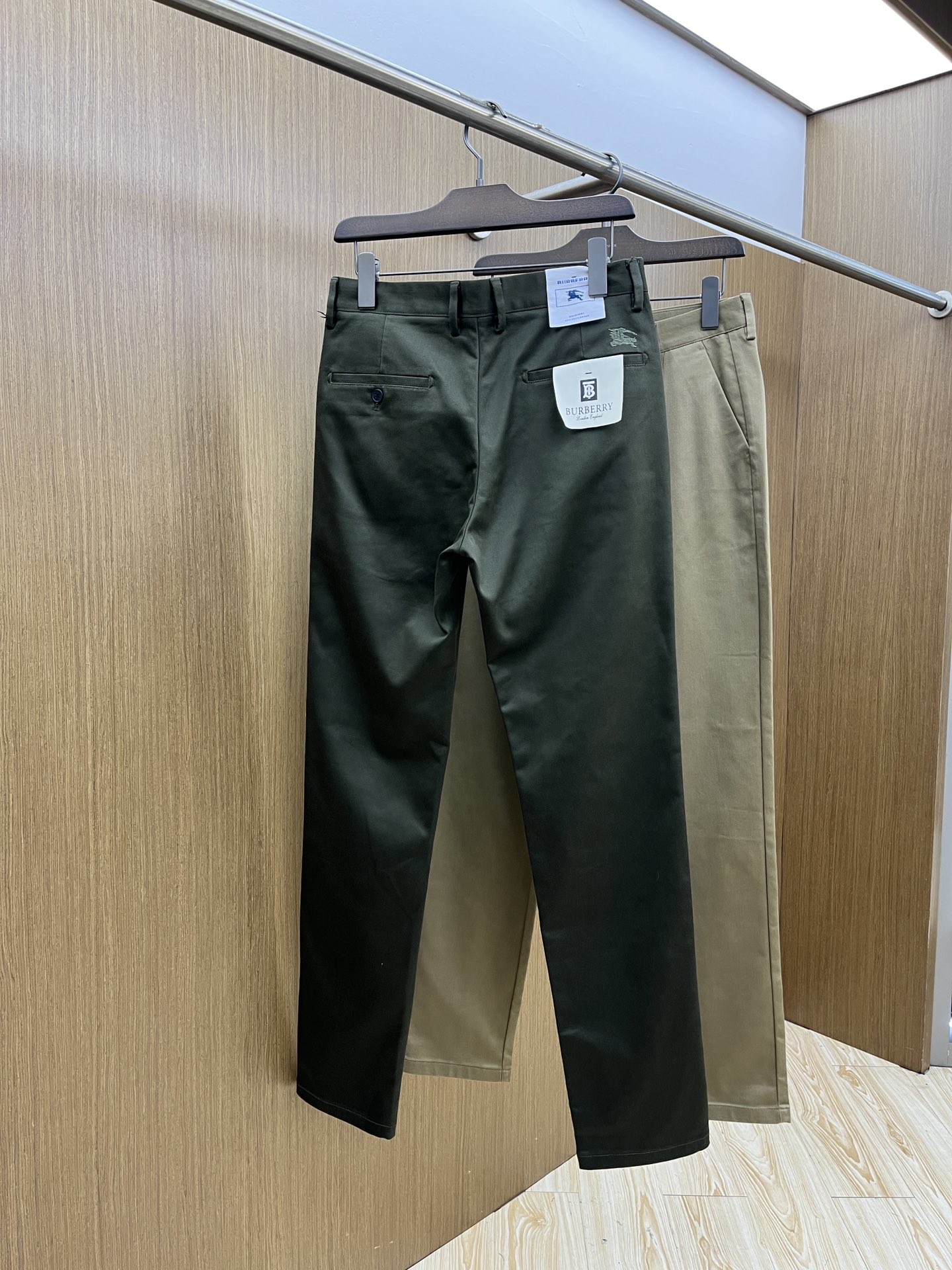 秋冬 BBR 🔥🔥ss秋冬新品，官网同步有售，男士高端商务休闲西裤，高端进口面料，带弹力，后面采用硅胶字