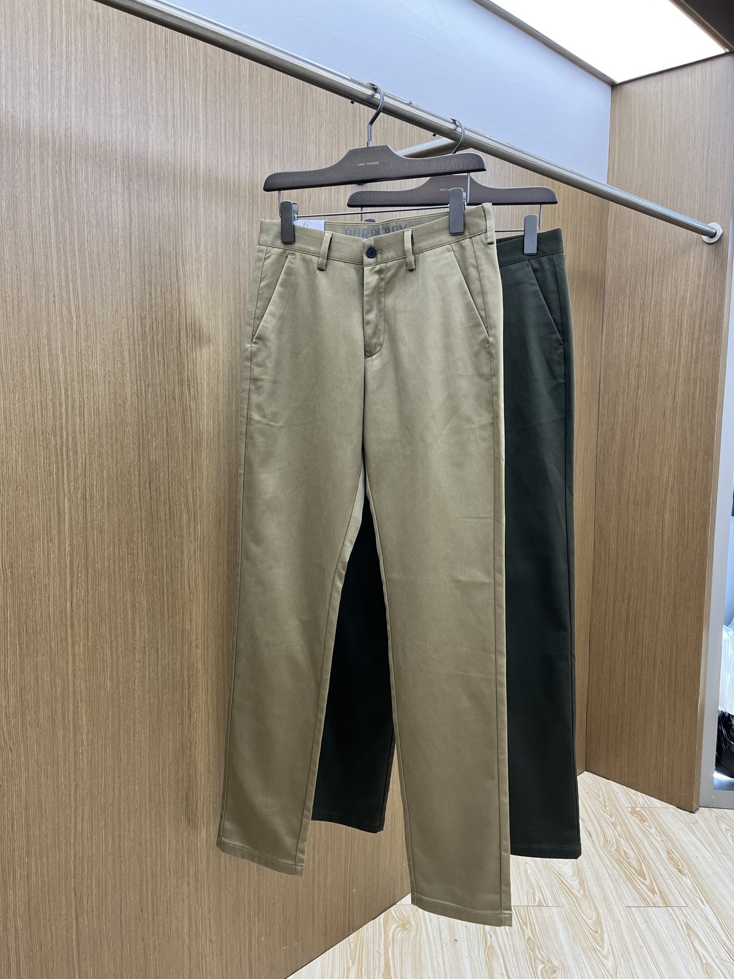 秋冬 BBR 🔥🔥ss秋冬新品，官网同步有售，男士高端商务休闲西裤，高端进口面料，带弹力，后面采用硅胶字