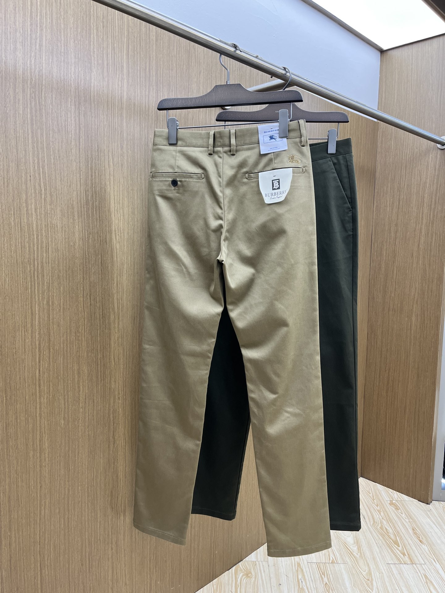 秋冬 BBR 🔥🔥ss秋冬新品，官网同步有售，男士高端商务休闲西裤，高端进口面料，带弹力，后面采用硅胶字