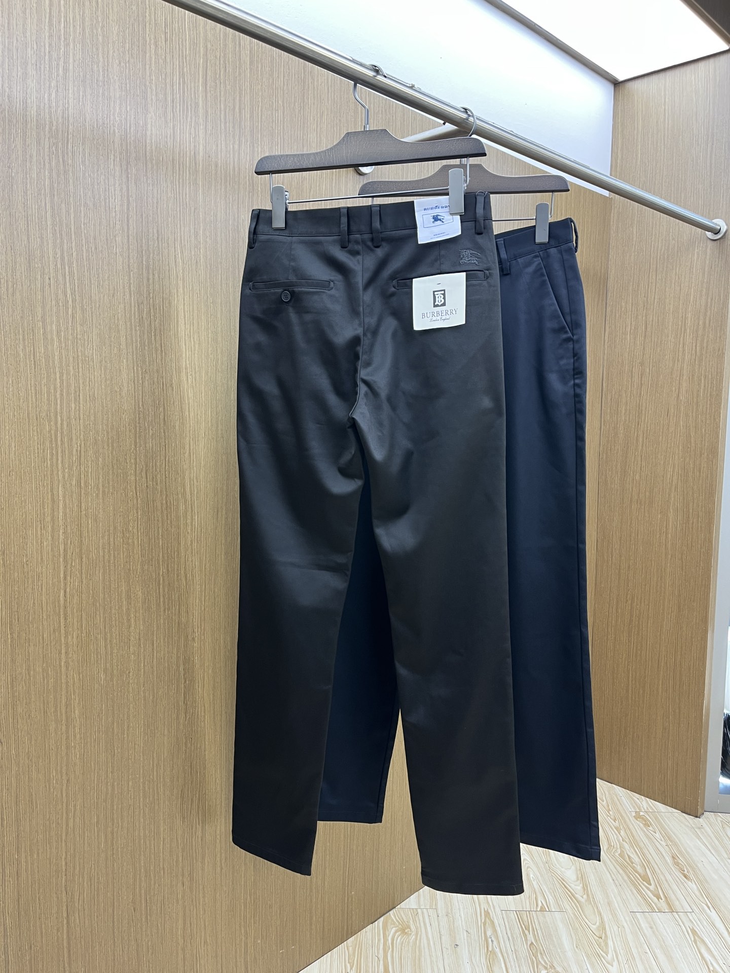 秋冬 BBR 🔥🔥ss秋冬新品，官网同步有售，男士高端商务休闲西裤，高端进口面料，带弹力，后面采用硅胶字