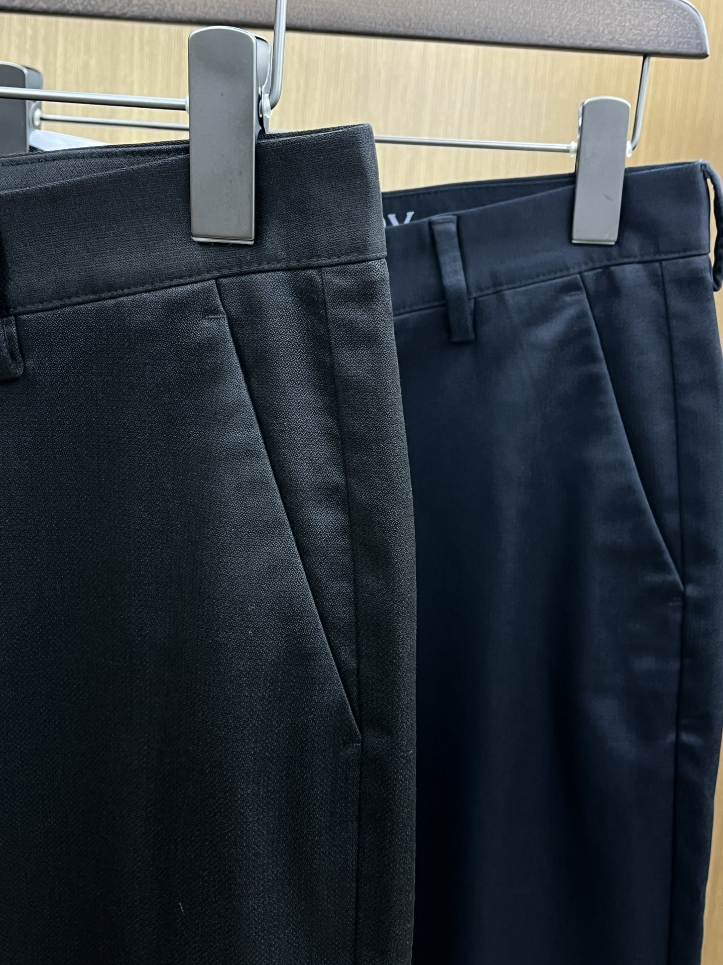 秋冬 BBR 🔥🔥ss秋冬新品，官网同步有售，男士高端商务休闲西裤，高端进口面料，带弹力，后面采用硅胶字