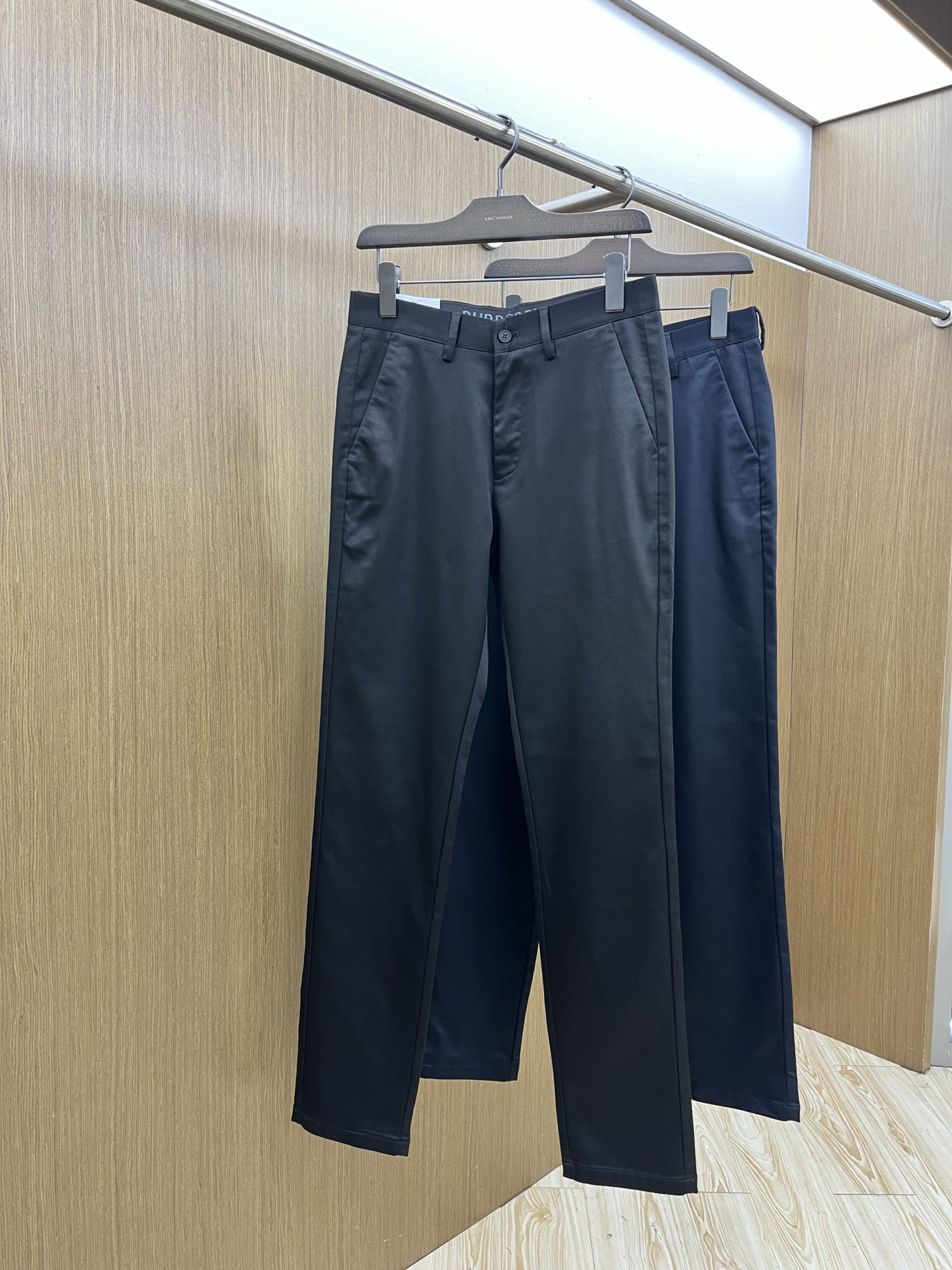 秋冬 BBR 🔥🔥ss秋冬新品，官网同步有售，男士高端商务休闲西裤，高端进口面料，带弹力，后面采用硅胶字