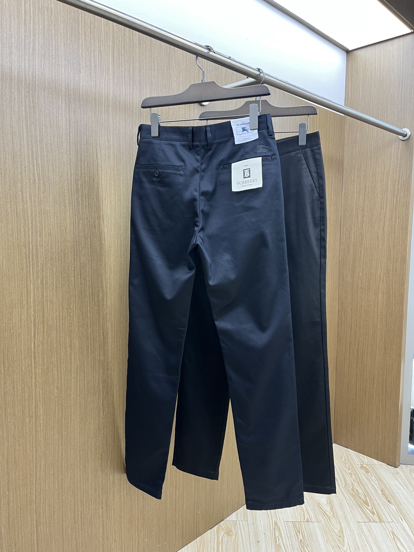 秋冬 BBR 🔥🔥ss秋冬新品，官网同步有售，男士高端商务休闲西裤，高端进口面料，带弹力，后面采用硅胶字