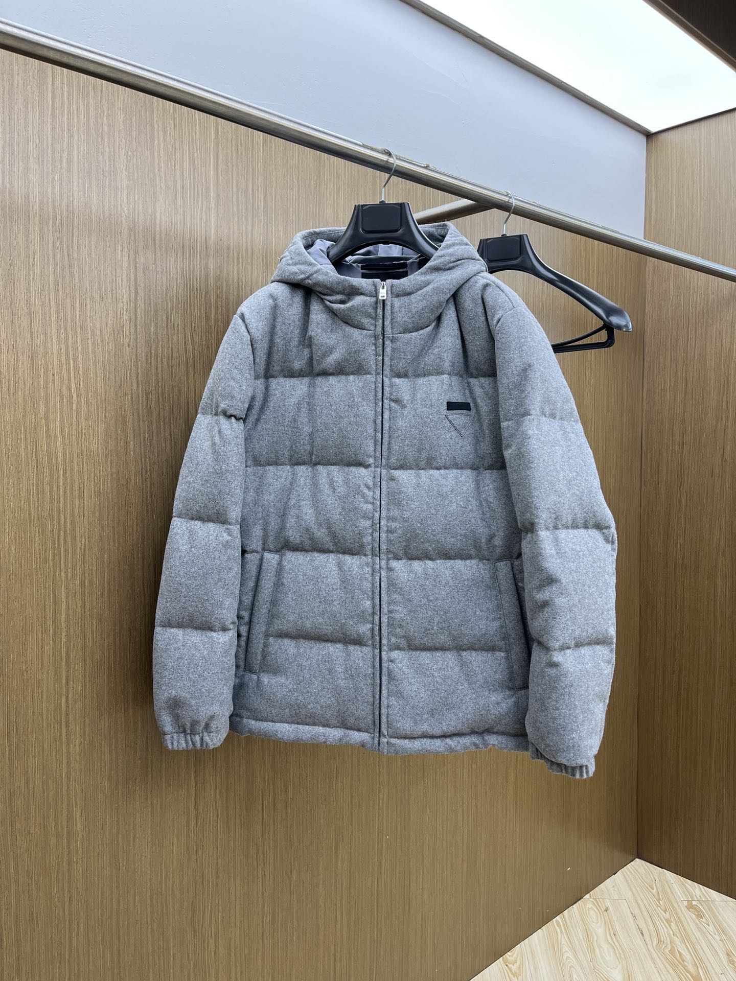 NO:573133,Autumn and winter down PD Autumn and winter new hooded down jacket Original customized hardware accessories are all imported and original customized. Welcome to compare. Absolutely high quality. Made of top-grade 90 white goose down. Cashmere fabric on the outside. Super soft. Full and fluffy. Super heavy lz fabric. Perfect workmanship. Note that the fabric is super comfortable. Exclusive model!  Size M-XXL,,down jacket,hats,alexander wang19860909秋冬羽绒 PD 秋冬新款连帽羽绒服 原版订制五金配件全进口原版定制 欢迎对比 绝对的高品质 采用顶级90白鹅绒 外表羊绒面料 超柔软 充羽量蓬松饱满 超级重lz面料做工杠杠的版型完美 注意面料超舒服 独家款！ 尺码M-XXL,,down jacket,hats,alexander wang,Men's clothing