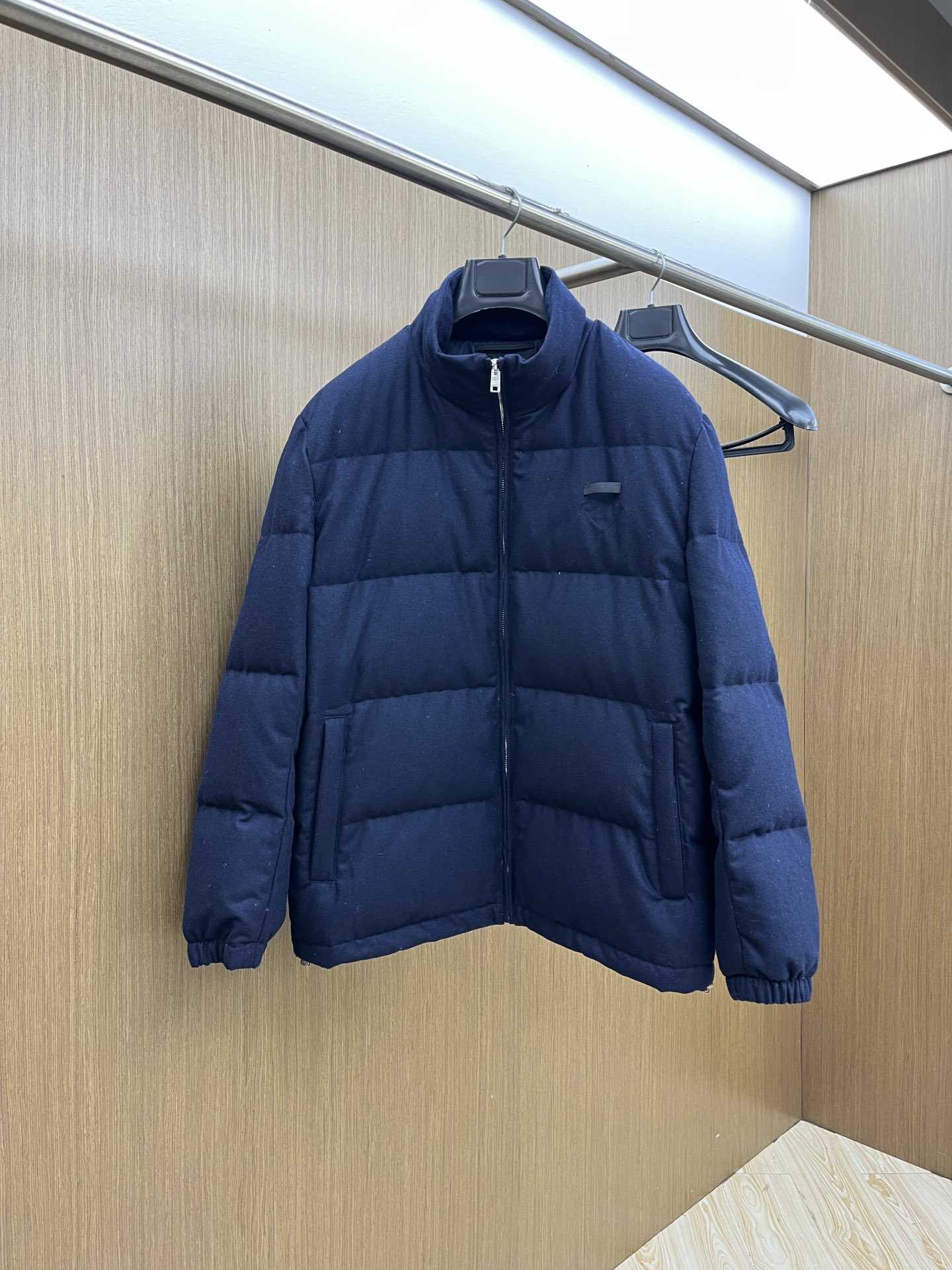 NO:573135,Autumn and winter down PD Autumn and winter new stand-up collar down jacket. Original custom-made hardware accessories are all imported and original customization. Welcome to compare. Absolutely high quality. Made of top-grade 90 white goose down. Cashmere fabric on the outside. Super soft. Full and fluffy. Super heavy lz fabric. The workmanship is perfect. Note that the fabric is super comfortable. Exclusive model!  Size M-XXL,,down jacket,alexander wang19860909秋冬羽绒 PD 秋冬新款立领羽绒服 原版订制五金配件全进口原版定制 欢迎对比 绝对的高品质 采用顶级90白鹅绒 外表羊绒面料 超柔软 充羽量蓬松饱满 超级重lz面料做工杠杠的版型完美 注意面料超舒服 独家款！ 尺码M-XXL,,down jacket,alexander wang,Men's clothing