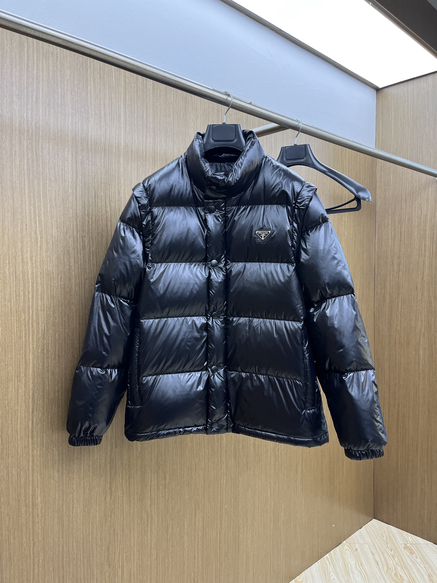 NO:573137,Autumn and winter down PD Autumn and winter new stand-up collar down jacket, detachable sleeves and vest, original custom-made hardware accessories, all imported and original customization, welcome to compare, absolutely high quality, using top-grade 90 white goose down, super soft, full and fluffy, super heavy lz fabric, perfect workmanship, attention to the fabric, super comfortable, exclusive model!  Size M-XXL,,down jacket,alexander wang19860909秋冬羽绒 PD 秋冬新款立领羽绒服 袖子可拆变马甲 原版订制五金配件全进口原版定制 欢迎对比 绝对的高品质 采用顶级90白鹅绒 超柔软 充羽量蓬松饱满 超级重lz面料做工杠杠的版型完美 注意面料超舒服 独家款！ 尺码M-XXL,,down jacket,alexander wang,Men's clothing