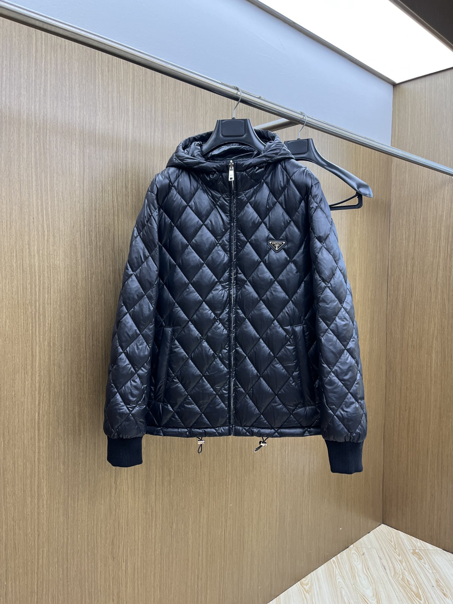 NO:573141,Autumn and winter down PD Autumn and winter new hooded double-sided down jacket. Original custom-made hardware accessories are all imported and original customization. Welcome to compare. Absolutely high quality. Use top 90 white goose down. Super soft. Filled with fluffy and full feathers. Super heavy lz fabric. Perfect workmanship. Note that the fabric is super comfortable. Exclusive model!  Size M-XXL,,down jacket,hats,alexander wang19860909秋冬羽绒 PD 秋冬新款连帽双面穿羽绒服 原版订制五金配件全进口原版定制 欢迎对比 绝对的高品质 采用顶级90白鹅绒 超柔软 充羽量蓬松饱满 超级重lz面料做工杠杠的版型完美 注意面料超舒服 独家款！ 尺码M-XXL,,down jacket,hats,alexander wang,Men's clothing