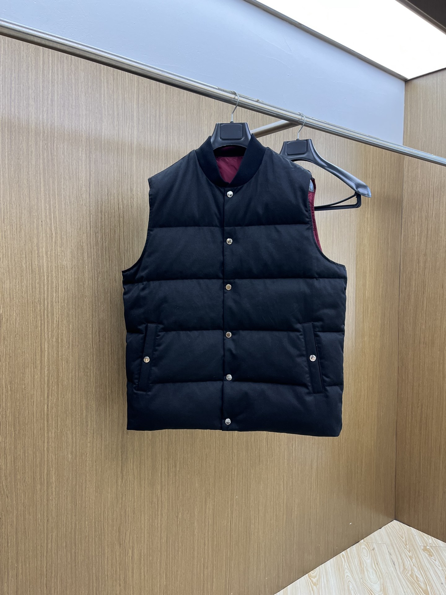 NO:573147,Autumn and winter down DG Autumn and winter new double-sided down vest. Original custom-made hardware accessories are all imported and original customization. Welcome to compare. Absolutely high quality. Made of top 90 white goose down. Super soft. Full and fluffy. Super heavy lz fabric. Perfect workmanship. Note that the fabric is super comfortable. Exclusive model!  Size M-XXL,,down jacket,alexander wang19860909秋冬羽绒 DG秋冬新款双面穿羽绒马甲 原版订制五金配件全进口原版定制 欢迎对比 绝对的高品质 采用顶级90白鹅绒 超柔软 充羽量蓬松饱满 超级重lz面料做工杠杠的版型完美 注意面料超舒服 独家款！ 尺码M-XXL,,down jacket,alexander wang,Men's clothing