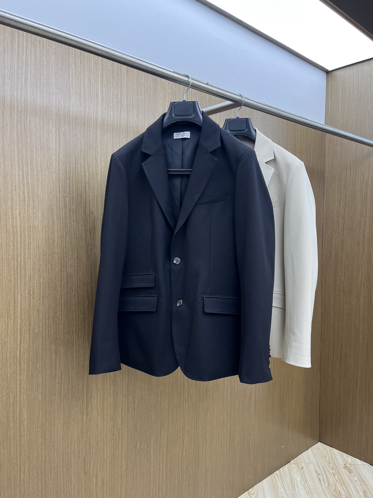 NO:573153,Autumn and winter BC 2025 autumn and winter new men's jacket blazer, original high-end version!  High-end counter fabrics are highly breathable and comfortable, and the details are in place to show that the craftsmanship is advanced enough. The brand element design concept, the workmanship is sophisticated, and the craftsmanship is complex. The fsh professional purchasing grade reflects high quality. It feels delicate and soft!  Presenting casual tailoring, slim fit, decent upper body, high-quality large goods, original product, size 48-56,,jackets & coats,jackets & coats,business suit,alexander wang19860909秋冬 BC 2025秋冬新款男士夹克西装外套,原单高端版本！高定专柜面料 透气舒适度高,细节到位彰显工艺足够高级,品牌元素设计理念,做工考究工艺复杂,fsh专业代购级体现高品质.手感细腻柔软！呈现休闲裁剪,修身利落,上身得体,高品质大货 原单出品 码数48-56,,jackets & coats,jackets & coats,business suit,alexander wang,Men's clothing