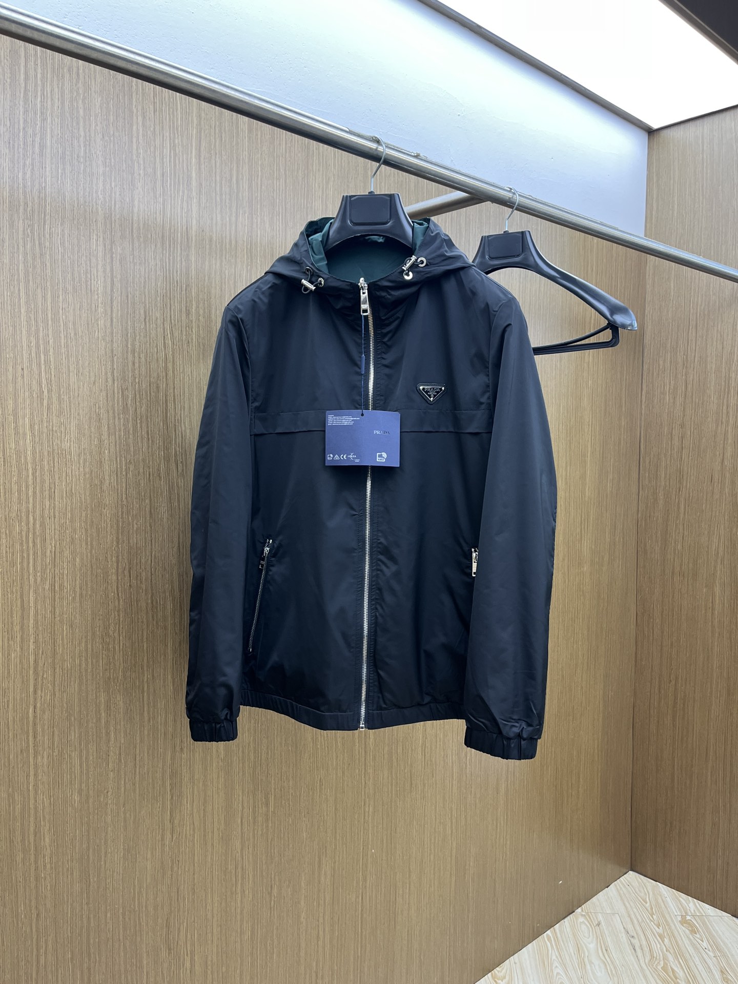 NO:573156,Autumn and winter Prada Reversible 2025 early autumn latest fashion designer jacket. Every detail shows high-end craftsmanship, structural tailoring design changes to show men's diverse image changes, slim and neat, tailoring, fsh meets the popular multi-layered wear, versatile style for life, three standards complete, boutique shipping size M-3XL,, prada, prada, jackets & coats, jackets & coats, alexander wang19860909秋冬 Prada普拉达 双面穿 2025早秋最新款时尚设计师款夹克外套.处处细节显工艺足够的高级 ,结构性剪裁的设计改变来展现男士多样的形象变化,修身利落、剪裁合体,fsh满足时下正流行的多层次穿搭,生活百搭款式 三标齐全 精品出货 码数M-3XL,,prada,prada,jackets & coats,jackets & coats,alexander wang,Men's clothing