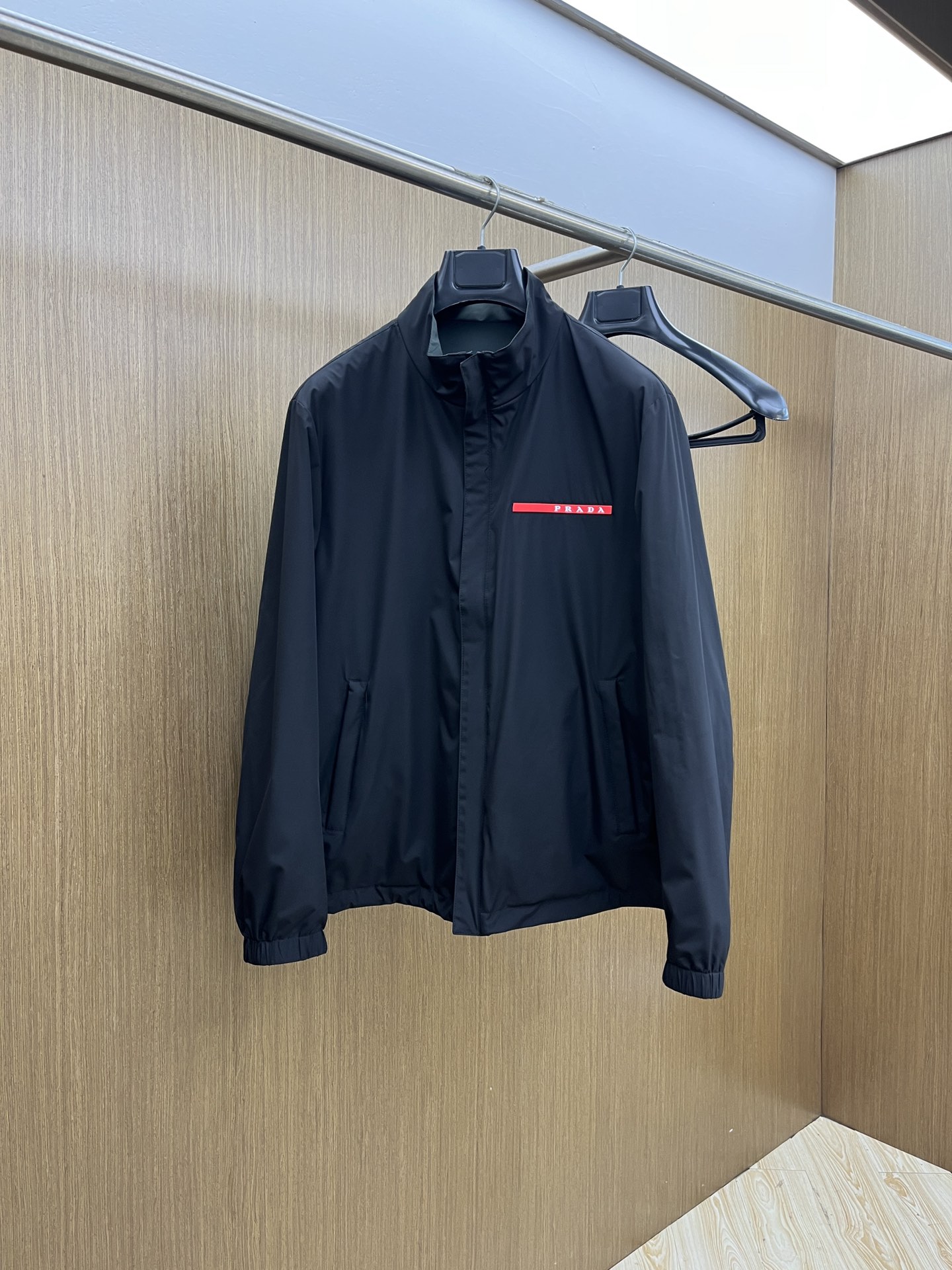 NO:573159,Autumn and winter Prada Reversible 2025 early autumn latest fashion designer stand-collar jacket. Every detail shows craftsmanship and enough advanced structural tailoring design changes to show men's diverse image changes. Slim and neat, fsh tailoring fits the current popular multi-layered wear, versatile style for life. Three standards are complete. Boutique shipping code size M-3XL,, prada, prada, jackets & coats, jackets & coats, alexander wang19860909秋冬 Prada普拉达 双面穿 2025早秋最新款时尚设计师款立领夹克外套.处处细节显工艺足够的高级结构性剪裁的设计改变来展现男士多样的形象变化,修身利落、fsh剪裁合体,满足时下正流行的多层次穿搭,生活百搭款式 三标齐全 精品出货 码数M-3XL,,prada,prada,jackets & coats,jackets & coats,alexander wang,Men's clothing