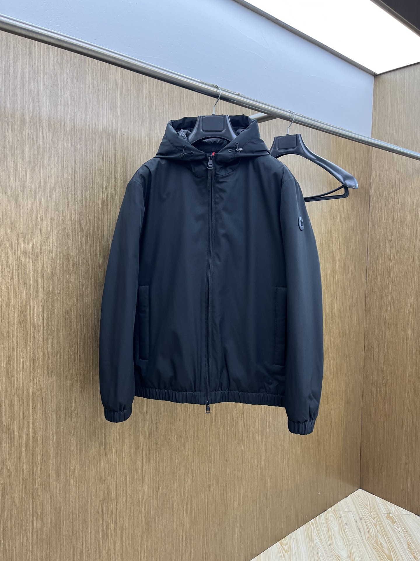 NO:573162,Autumn and winter down Moncler down jacket 2025 latest fashion designer down jacket. (Hood is not detachable) Every detail shows craftsmanship. Sufficient advanced structural tailoring design changes to show men's diverse image changes, fsh slim and neat, tailoring to meet the current popular multi-layered wear, versatile style for life. High-quality goods (multiple versions on the market, pay attention to contrast details) Size 48-56, Moncler, jackets & coats, down  jacket,hats,alexander wang19860909秋冬羽绒 Moncler蒙口 羽绒服 2025最新款时尚设计师款羽绒外套.（连帽不可拆卸）处处细节显工艺足够的高级结构性剪裁的设计改变来展现男士多样的形象变化,fsh修身利落、剪裁合体,满足时下正流行的多层次穿搭,生活百搭款式 高品质大货 (市面多版本,注意对比细节） 码数48-56,,Moncler,jackets & coats,down jacket,hats,alexander wang,Men's clothing