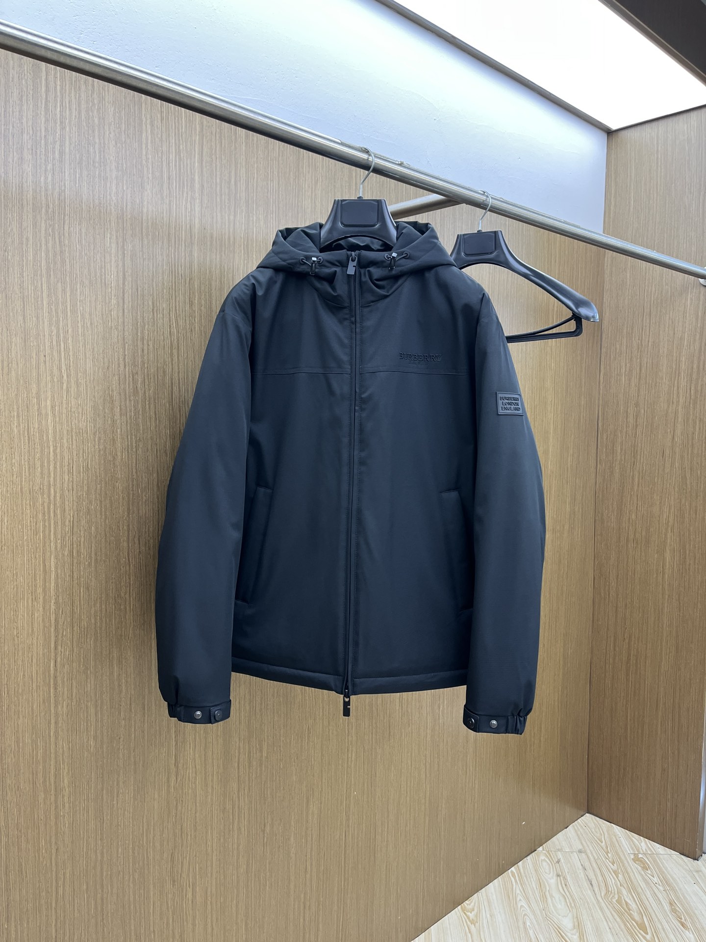 NO:573165,Autumn and winter down Burberry down jacket 2025 latest fashion designer down jacket. (hood is not removable), classic plaid lining, every detail shows craftsmanship, enough advanced structural tailoring design changes to show men's diverse image changes, slim and neat, tailoring, fsh meets the current popular multi-layered wear, versatile style for life, high-quality goods (multiple versions on the market, pay attention to contrast details)  Size 48-56,,burberry,burberry,jackets & coats,down jacket,hats,alexander wang19860909秋冬羽绒 Burberry巴宝莉 羽绒服 2025最新款时尚设计师款羽绒外套.（连帽不可拆卸）,经典格子内衬,处处细节显工艺足够的高级结构性剪裁的设计改变来展现男士多样的形象变化,修身利落、剪裁合体,fsh满足时下正流行的多层次穿搭,生活百搭款式 高品质大货 (市面多版本,注意对比细节） 码数48-56,,burberry,burberry,jackets & coats,down jacket,hats,alexander wang,Men's clothing