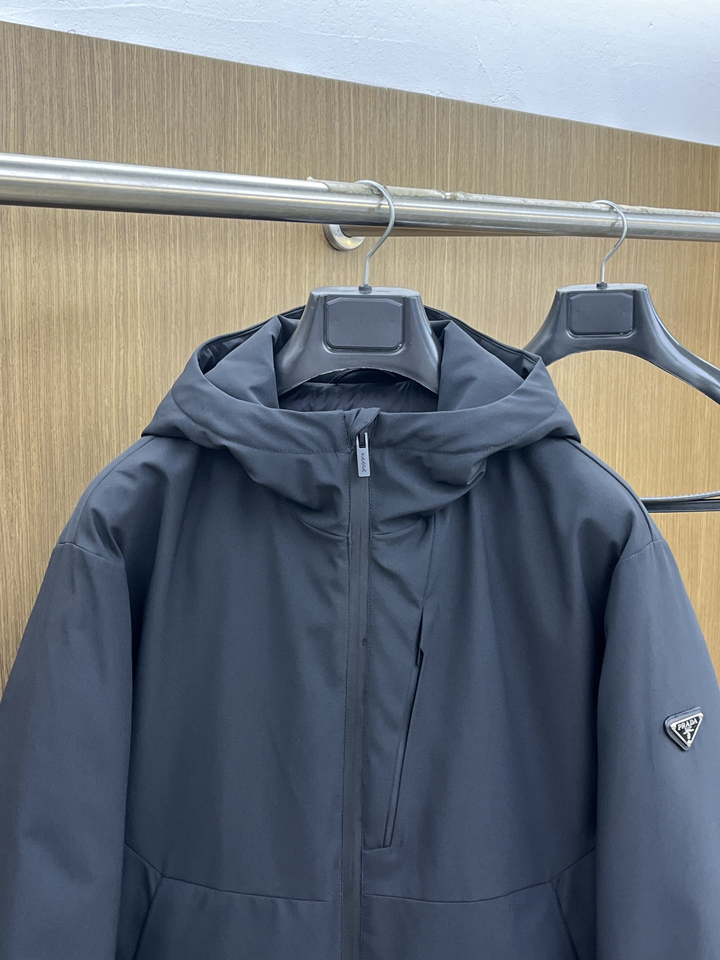 秋冬羽绒 🆕Prada普拉达 羽绒服 2025最新款时尚设计师款羽绒外套.（连帽不可拆卸）处处细节显工艺