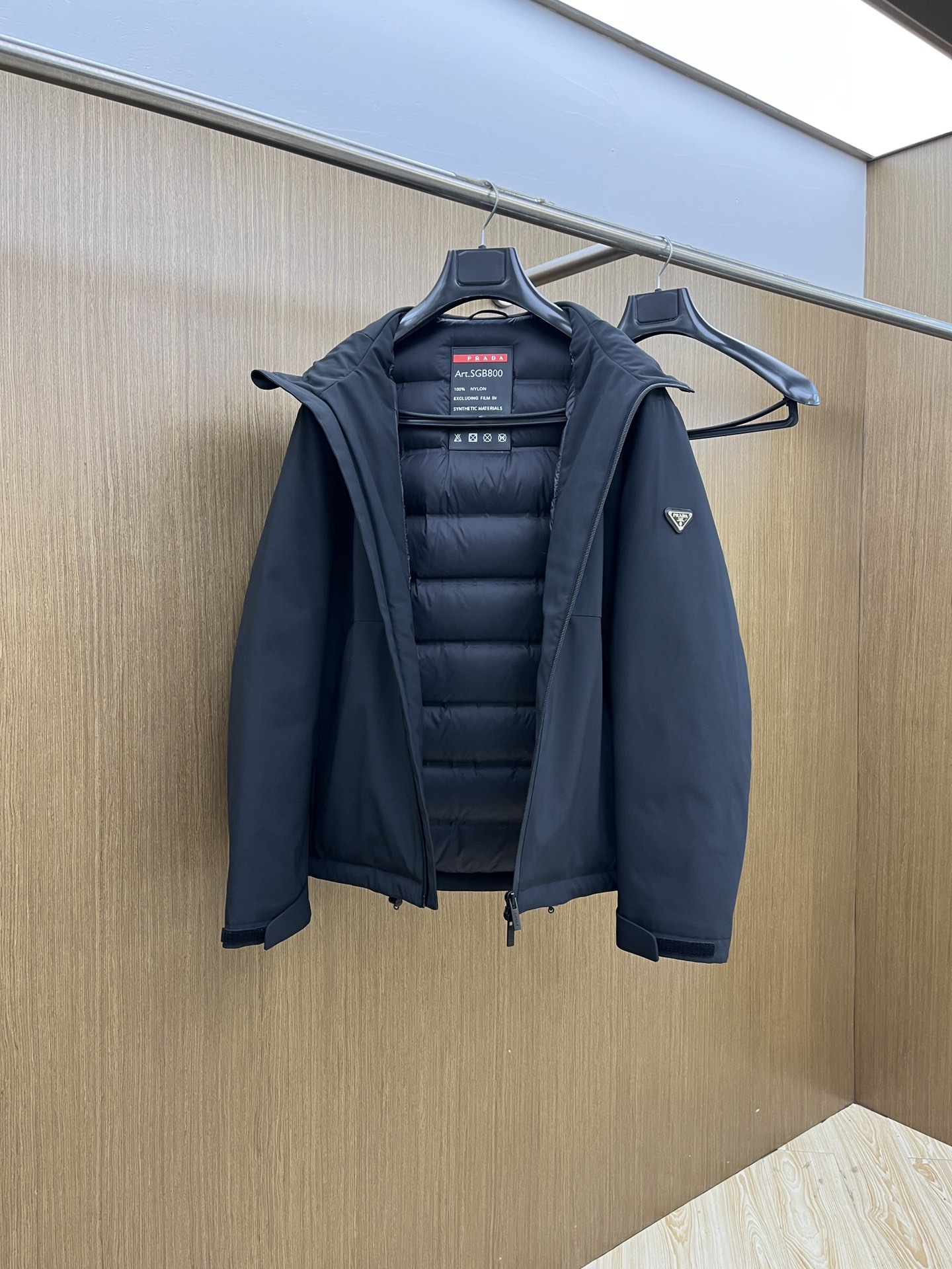 秋冬羽绒 🆕Prada普拉达 羽绒服 2025最新款时尚设计师款羽绒外套.（连帽不可拆卸）处处细节显工艺