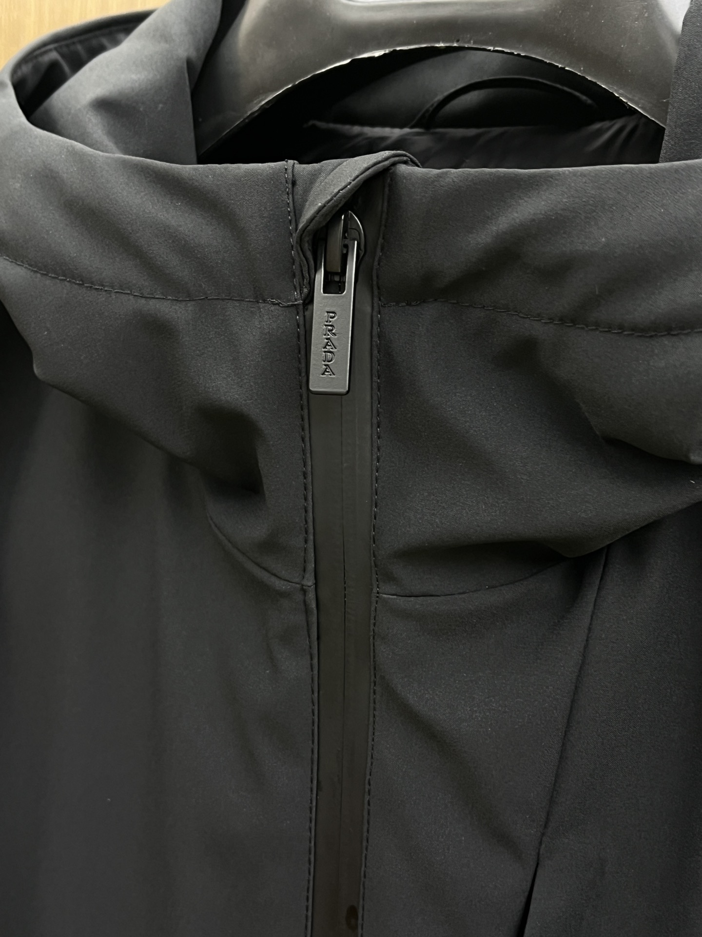 秋冬羽绒 🆕Prada普拉达 羽绒服 2025最新款时尚设计师款羽绒外套.（连帽不可拆卸）处处细节显工艺