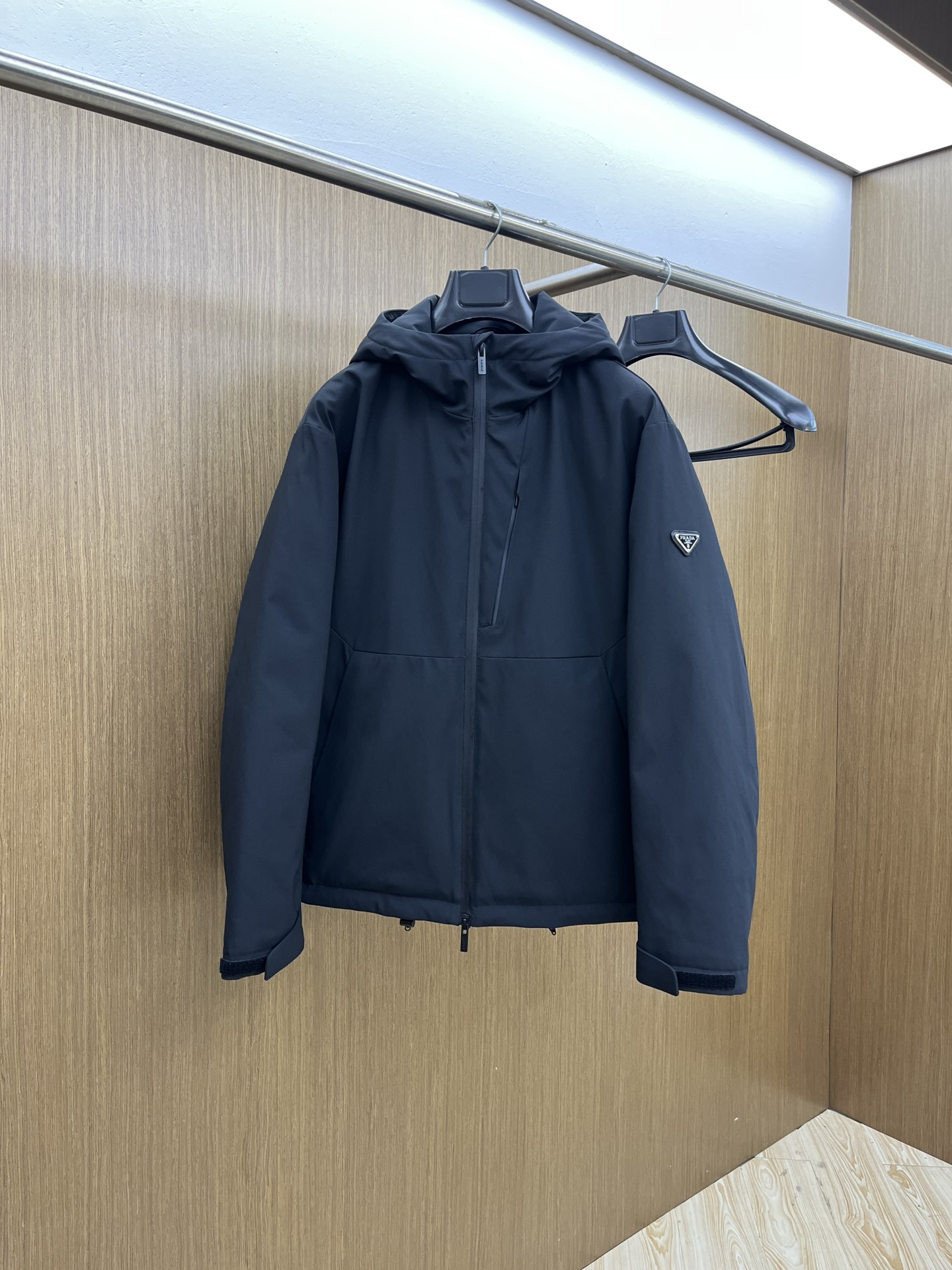 NO:573168,Autumn and winter down Prada Down Jacket 2025 latest fashion designer down jacket. (Hood is not removable) Every detail shows craftsmanship. Sufficient advanced structural tailoring design changes to show men's diverse image changes, fsh slim and neat, tailoring, to meet the current popular multi-layered wear, versatile style for life. High-quality large goods (multiple versions on the market, pay attention to contrast details) Code size 48-56,, prada, prada, jackets &  coats,down jacket,hats,alexander wang19860909秋冬羽绒 Prada普拉达 羽绒服 2025最新款时尚设计师款羽绒外套.（连帽不可拆卸）处处细节显工艺足够的高级结构性剪裁的设计改变来展现男士多样的形象变化,fsh修身利落、剪裁合体,满足时下正流行的多层次穿搭,生活百搭款式 高品质大货 (市面多版本,注意对比细节） 码数48-56,,prada,prada,jackets & coats,down jacket,hats,alexander wang,Men's clothing