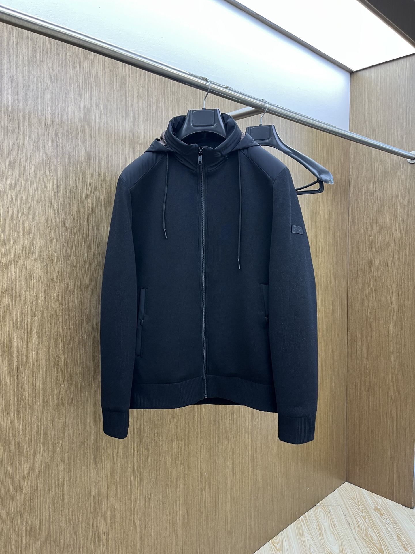 NO:573171,Autumn and winter down ZEGNA Zegna down jacket 2025 latest fashion designer down jacket. (Hood can be stored) Knitted splicing casual down style, every detail shows craftsmanship, enough advanced structural tailoring design changes to show men's diverse image changes, slim and neat, tailored, fsh meets the current popular multi-layered outfits, versatile styles for life, high-quality products (multiple versions on the market, pay attention to contrast details)  Size 48-56,,zegna,jackets & coats,down jacket,hats,alexander wang19860909秋冬羽绒 ZEGNA杰尼亚 羽绒服 2025最新款时尚设计师款羽绒外套.（连帽可收纳）针织拼接休闲羽绒款,处处细节显工艺足够的高级结构性剪裁的设计改变来展现男士多样的形象变化,修身利落、剪裁合体,fsh满足时下正流行的多层次穿搭,生活百搭款式 高品质大货 (市面多版本,注意对比细节） 码数48-56,,zegna,jackets & coats,down jacket,hats,alexander wang,Men's clothing