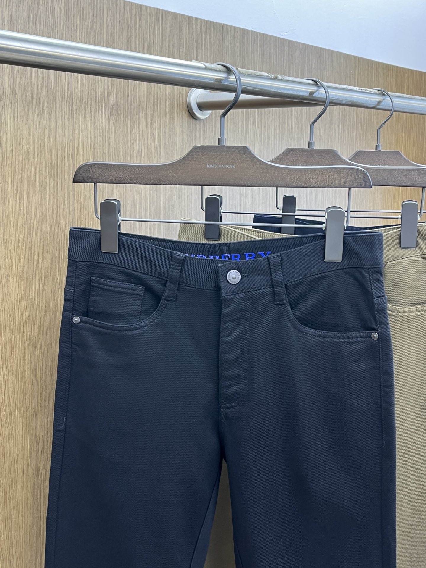秋冬 BBR 🔥🔥ss秋冬新品，官网同步有售，男士高端商务休闲西裤，高端进口面料，带弹力，后面采用硅胶字