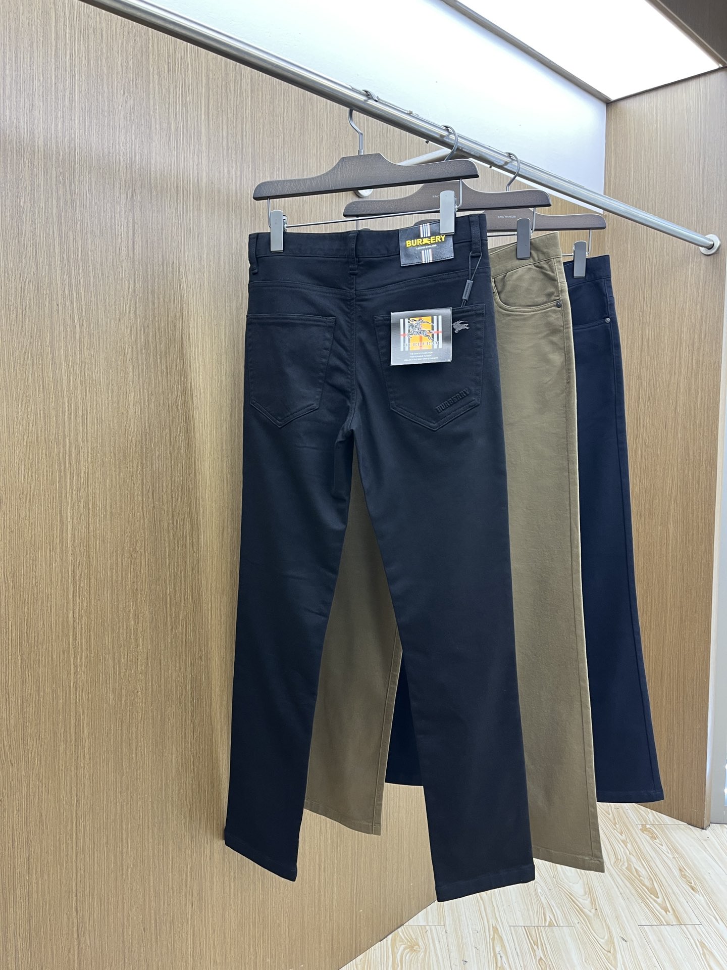 秋冬 BBR 🔥🔥ss秋冬新品，官网同步有售，男士高端商务休闲西裤，高端进口面料，带弹力，后面采用硅胶字