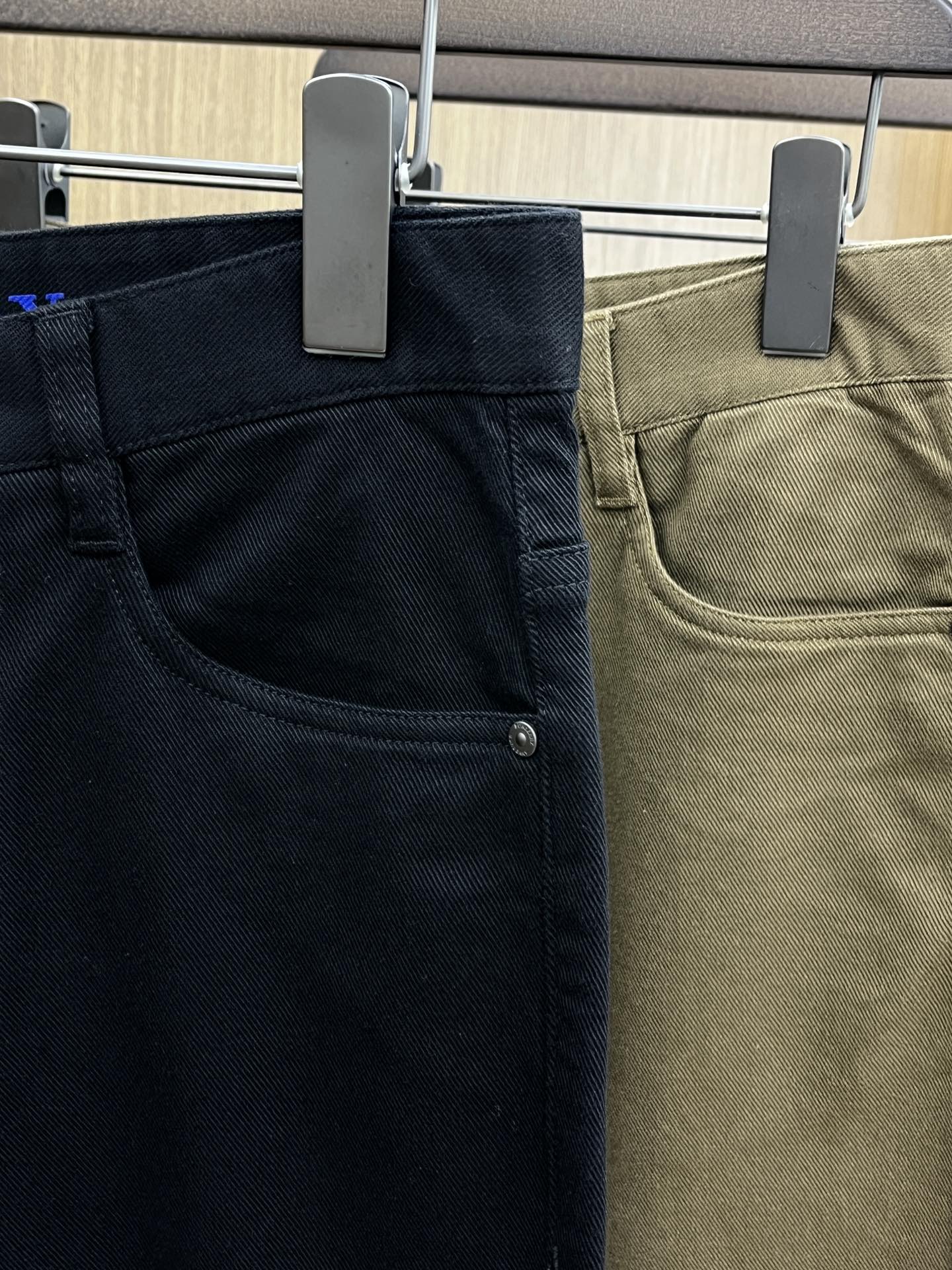 秋冬 BBR 🔥🔥ss秋冬新品，官网同步有售，男士高端商务休闲西裤，高端进口面料，带弹力，后面采用硅胶字