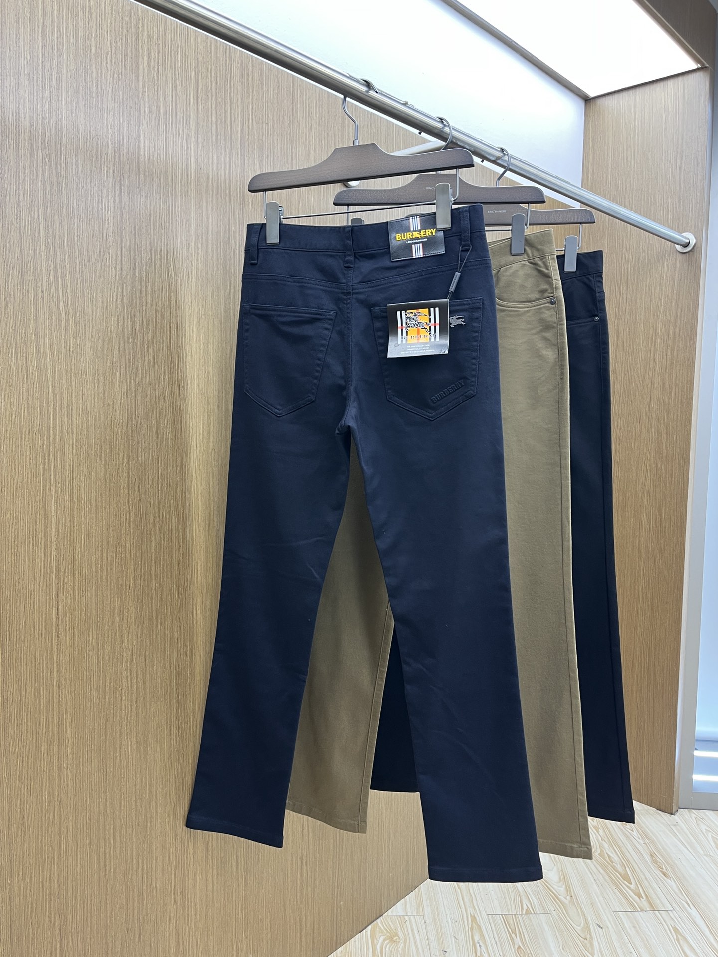 秋冬 BBR 🔥🔥ss秋冬新品，官网同步有售，男士高端商务休闲西裤，高端进口面料，带弹力，后面采用硅胶字