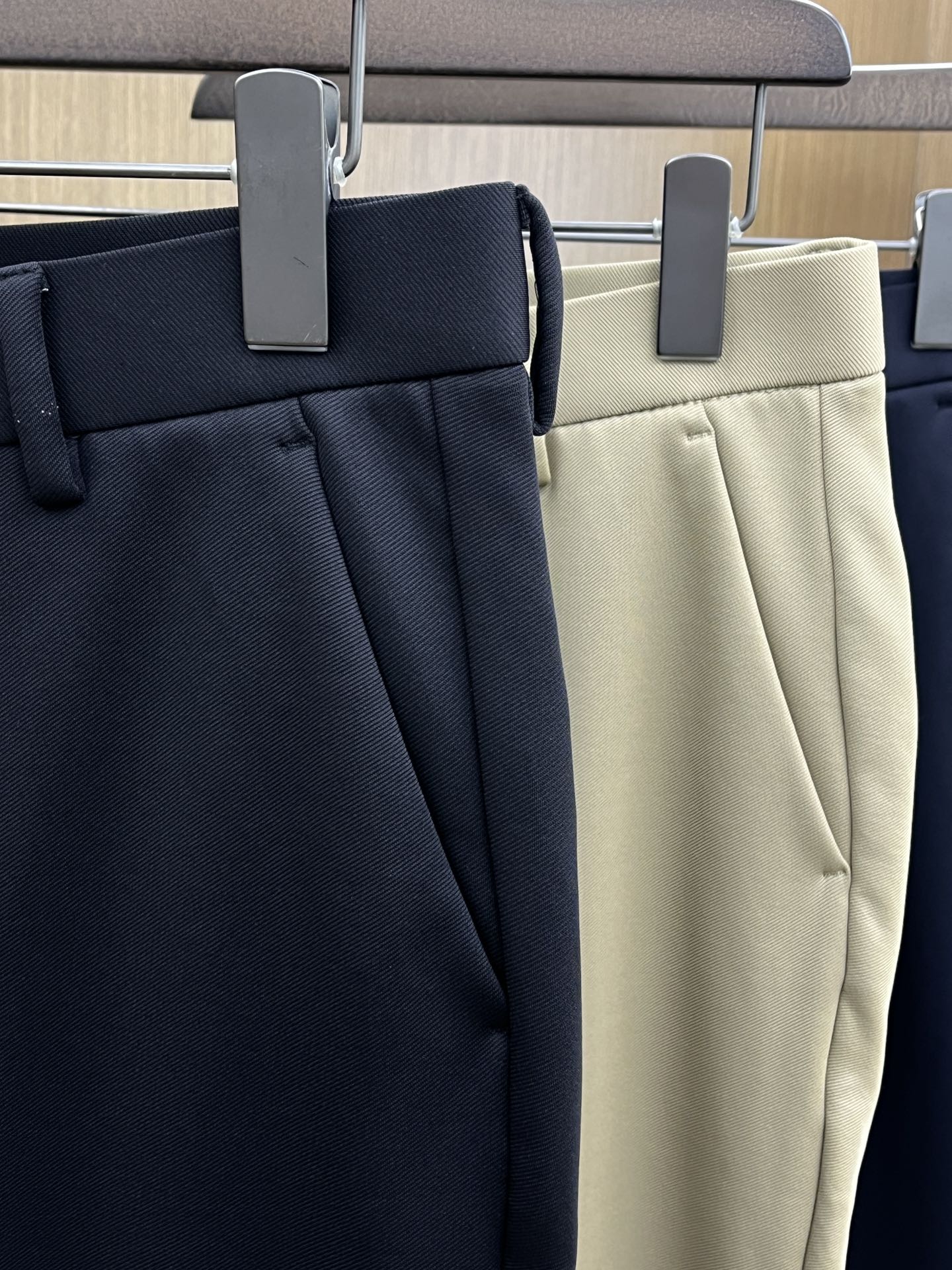 秋冬 BBR 🔥🔥ss秋冬新品，官网同步有售，男士高端商务休闲西裤，高端进口面料，带弹力，后面采用硅胶字