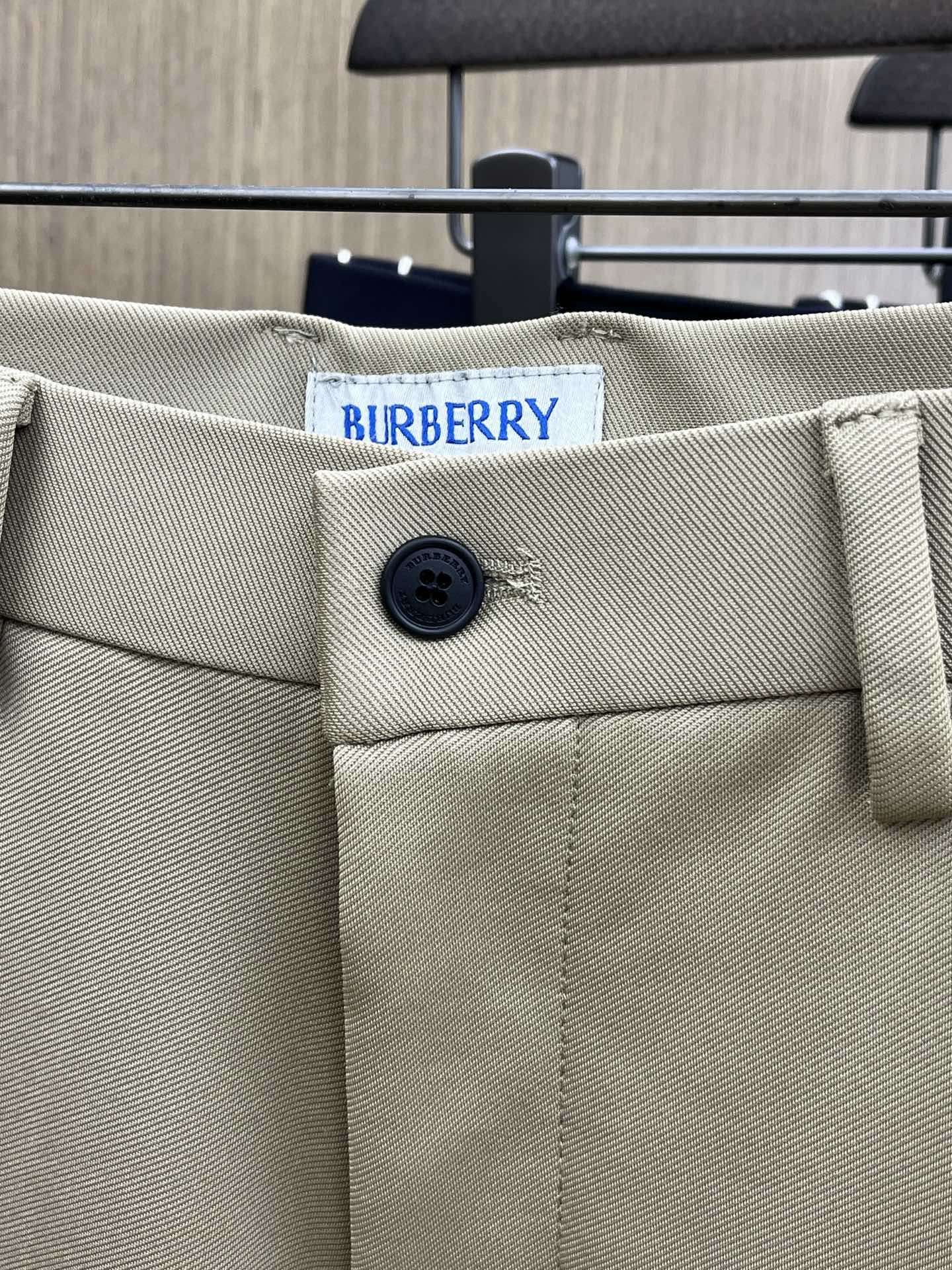 秋冬 BBR 🔥🔥ss秋冬新品，官网同步有售，男士高端商务休闲西裤，高端进口面料，带弹力，后面采用硅胶字