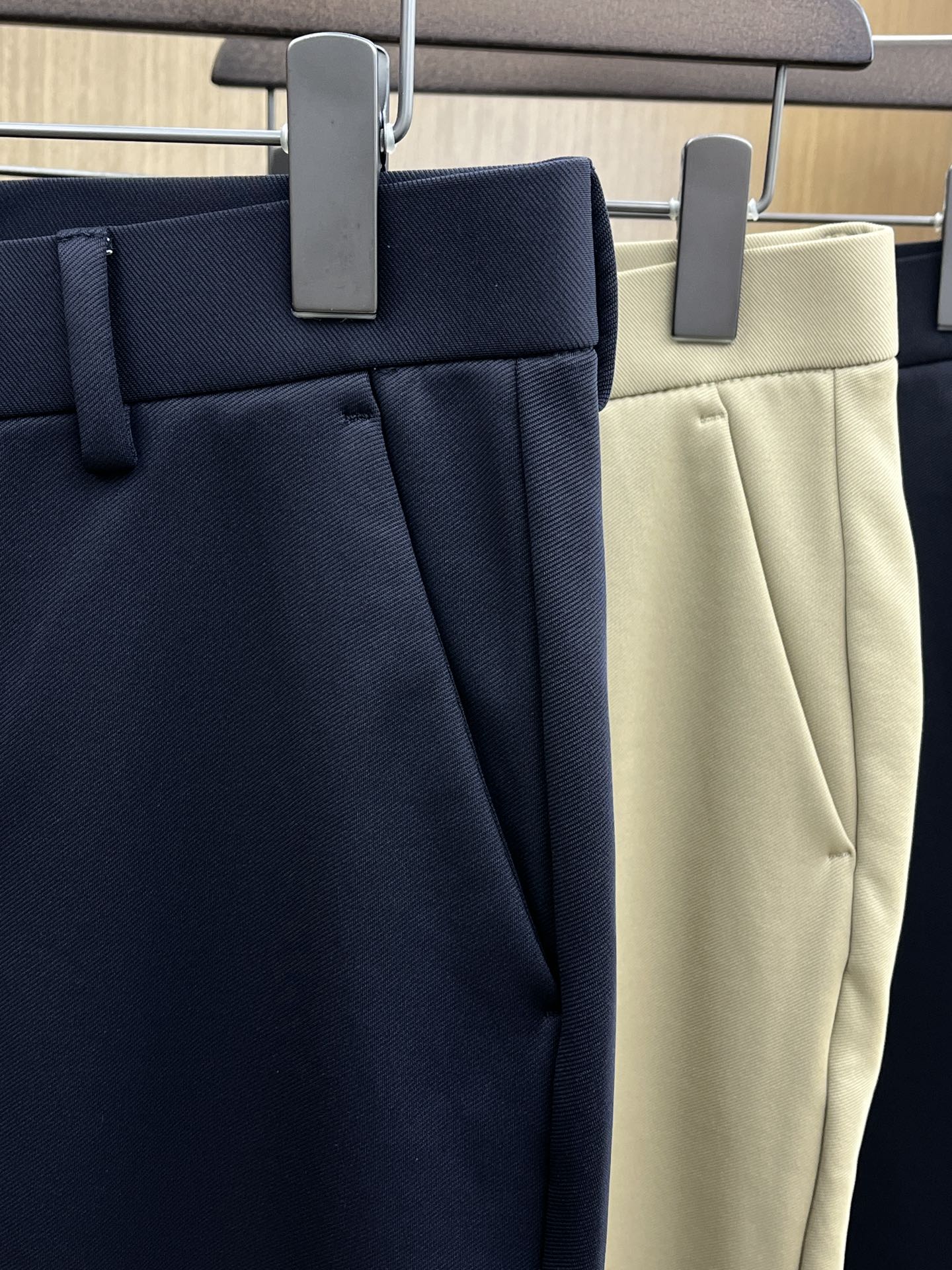 秋冬 BBR 🔥🔥ss秋冬新品，官网同步有售，男士高端商务休闲西裤，高端进口面料，带弹力，后面采用硅胶字