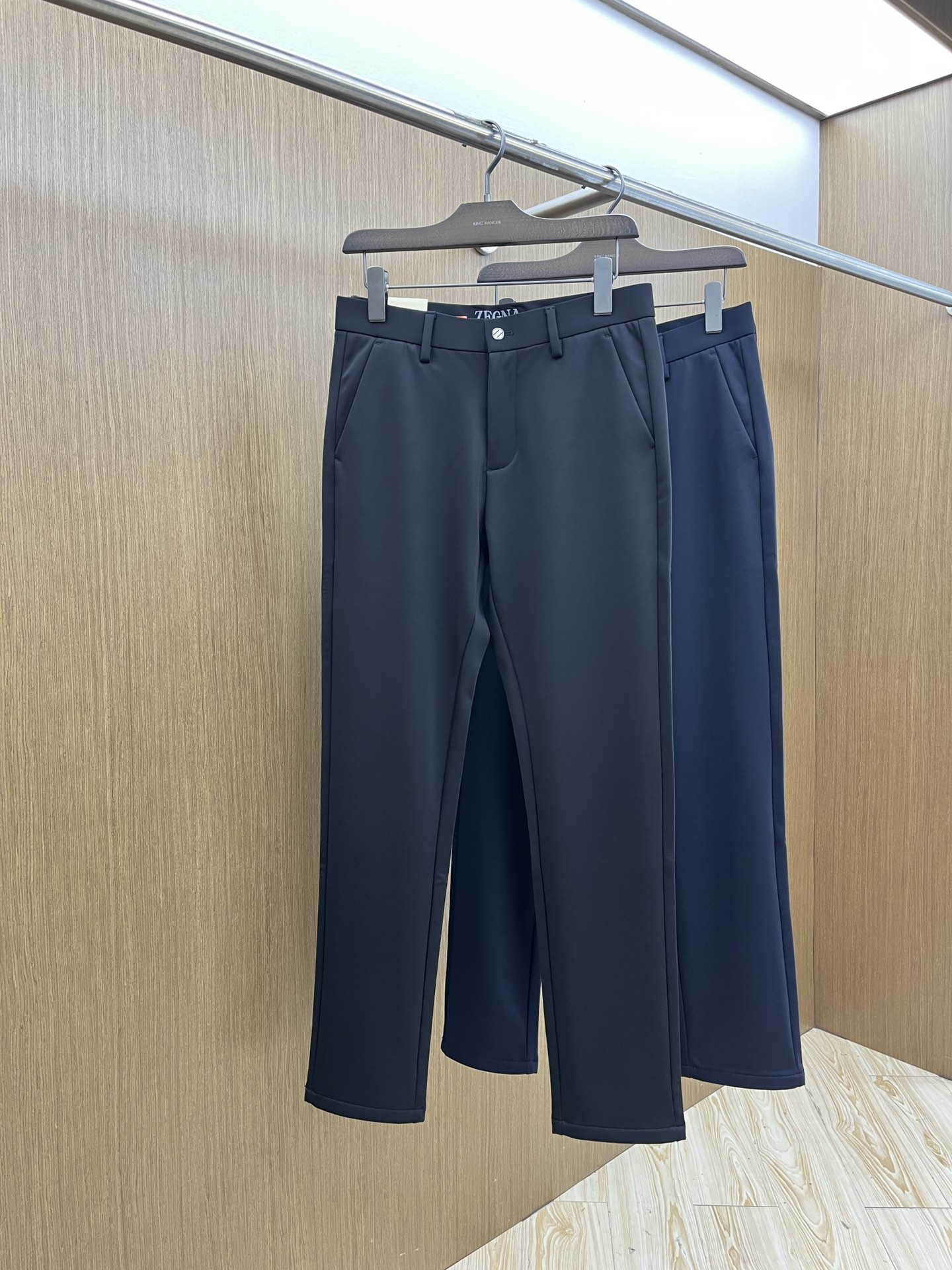 秋冬 ZZ 🔥🔥ss秋冬新品，官网同步有售，男士高端商务休闲西裤，高端进口面料，带弹力，后面采用硅胶字母