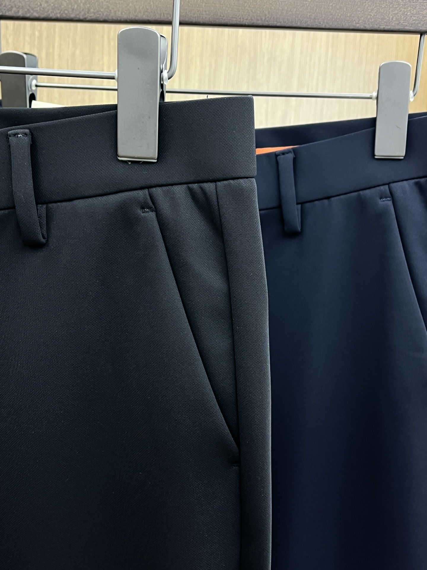 秋冬 ZZ 🔥🔥ss秋冬新品，官网同步有售，男士高端商务休闲西裤，高端进口面料，带弹力，后面采用硅胶字母