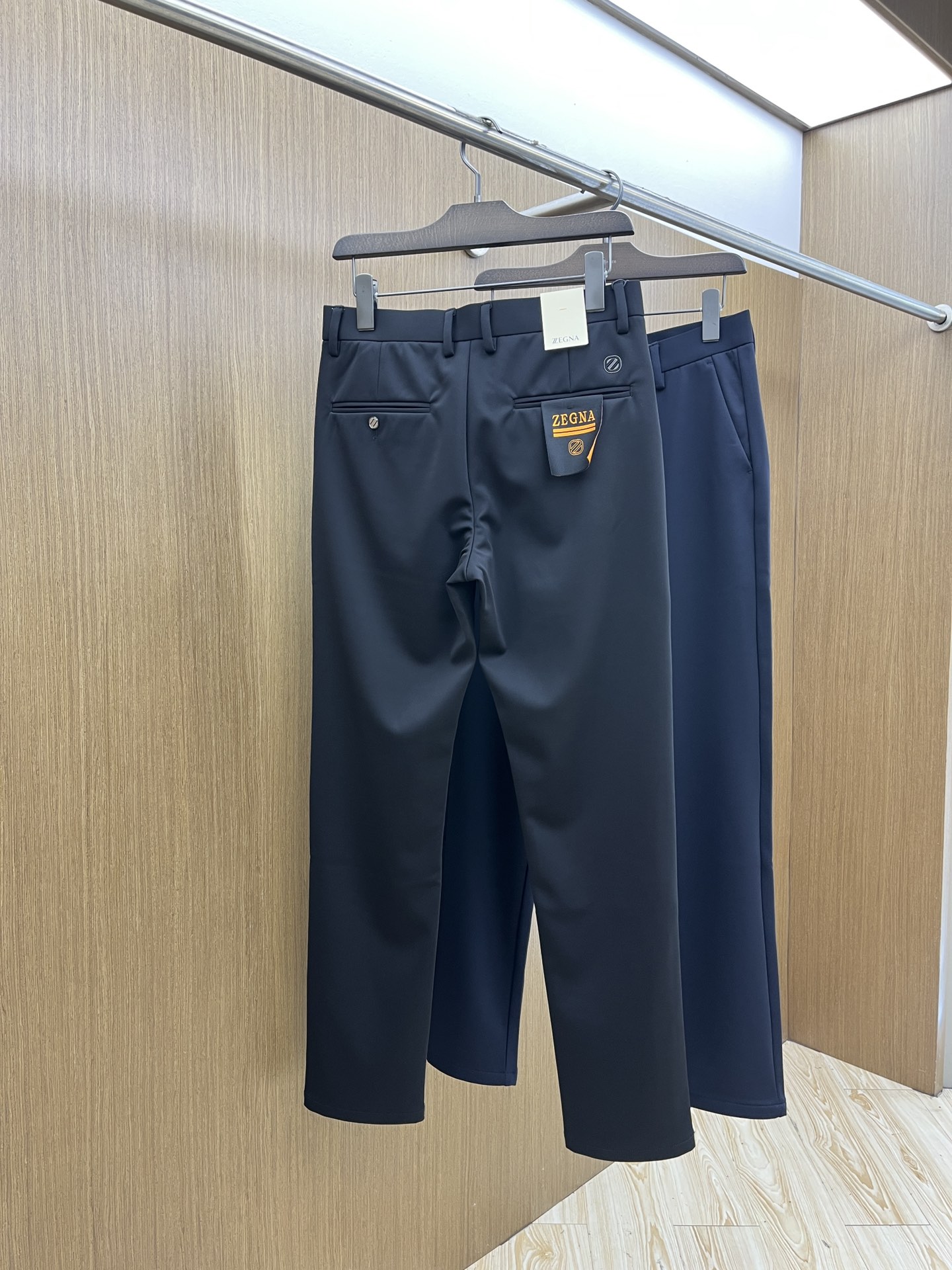 秋冬 ZZ 🔥🔥ss秋冬新品，官网同步有售，男士高端商务休闲西裤，高端进口面料，带弹力，后面采用硅胶字母